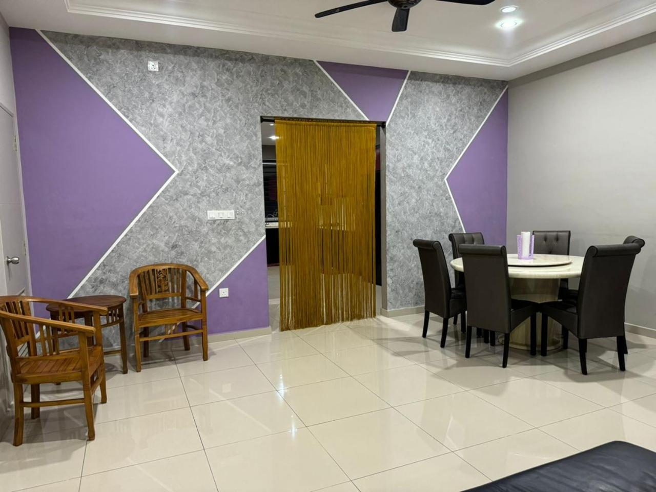 Five-Bedroom House photo 3