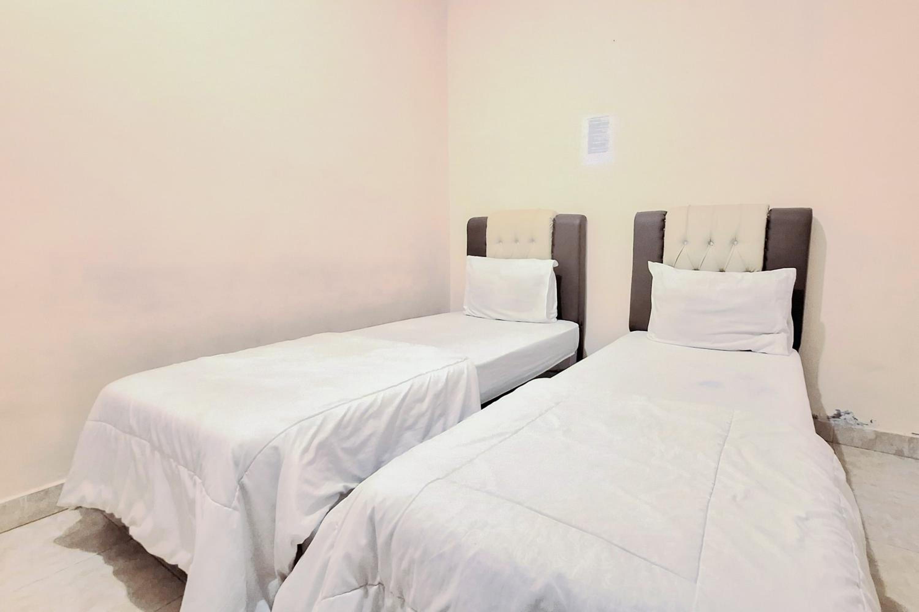 Standard Twin Room - Photo 6