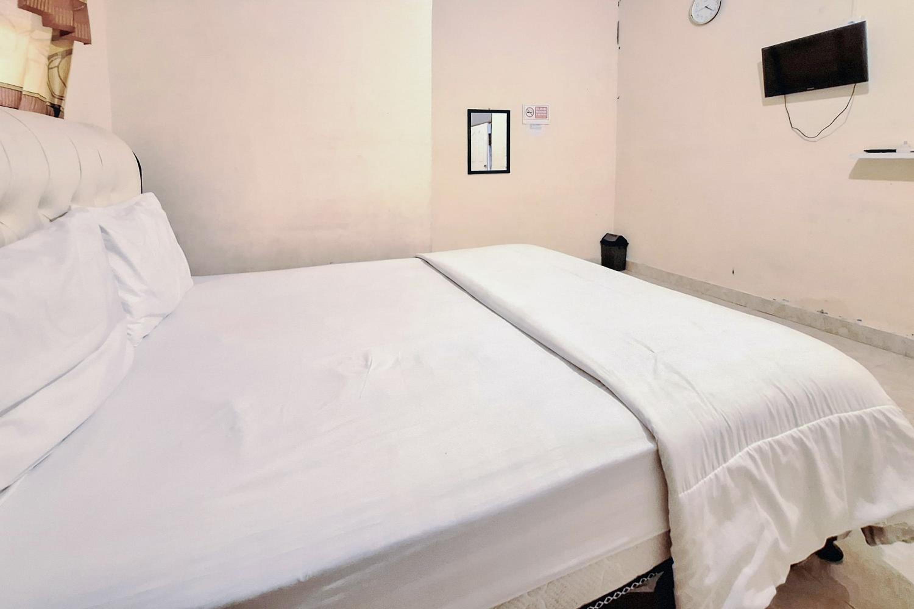 Standard Double Room - Photo 11