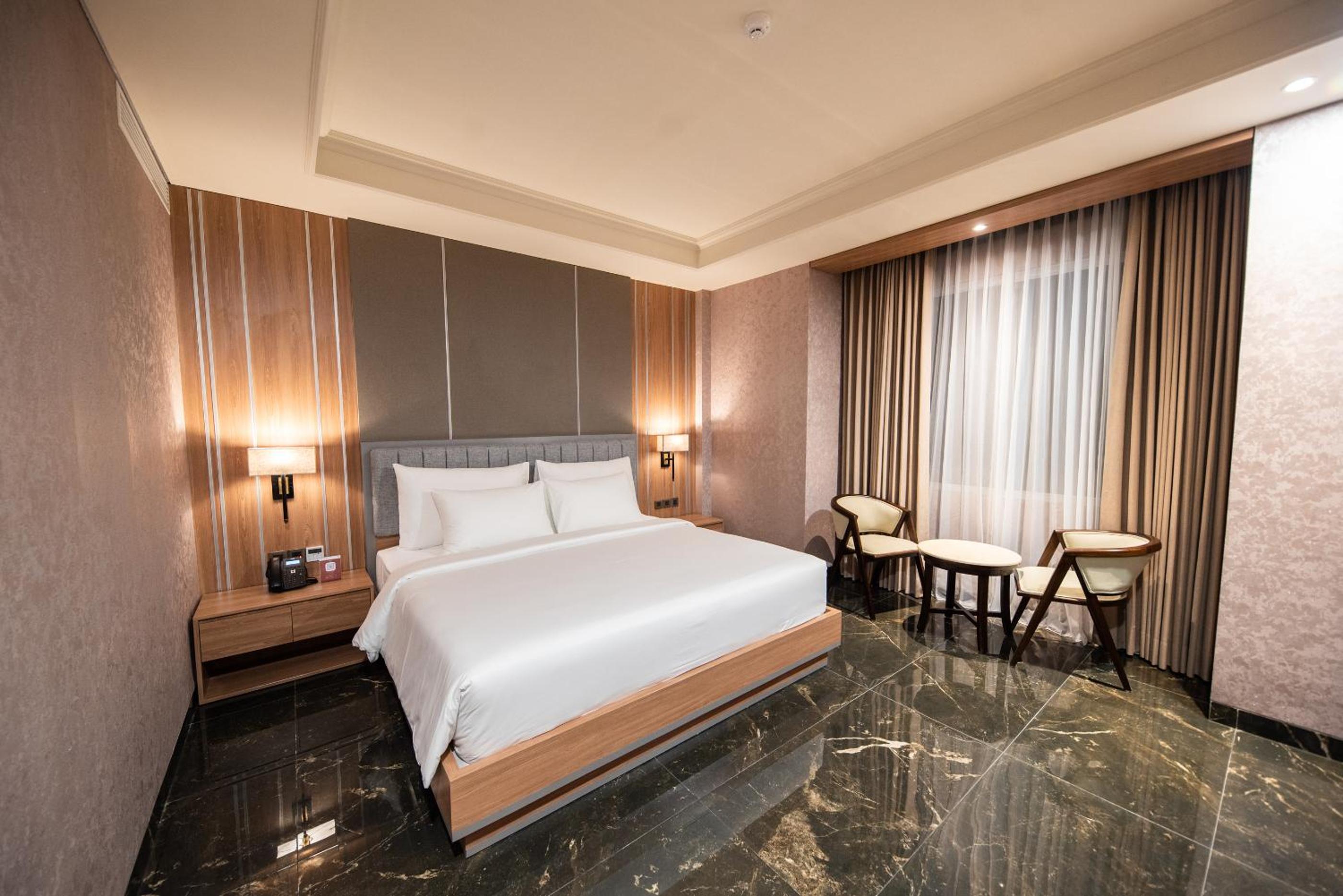 Deluxe King Room - Photo 1
