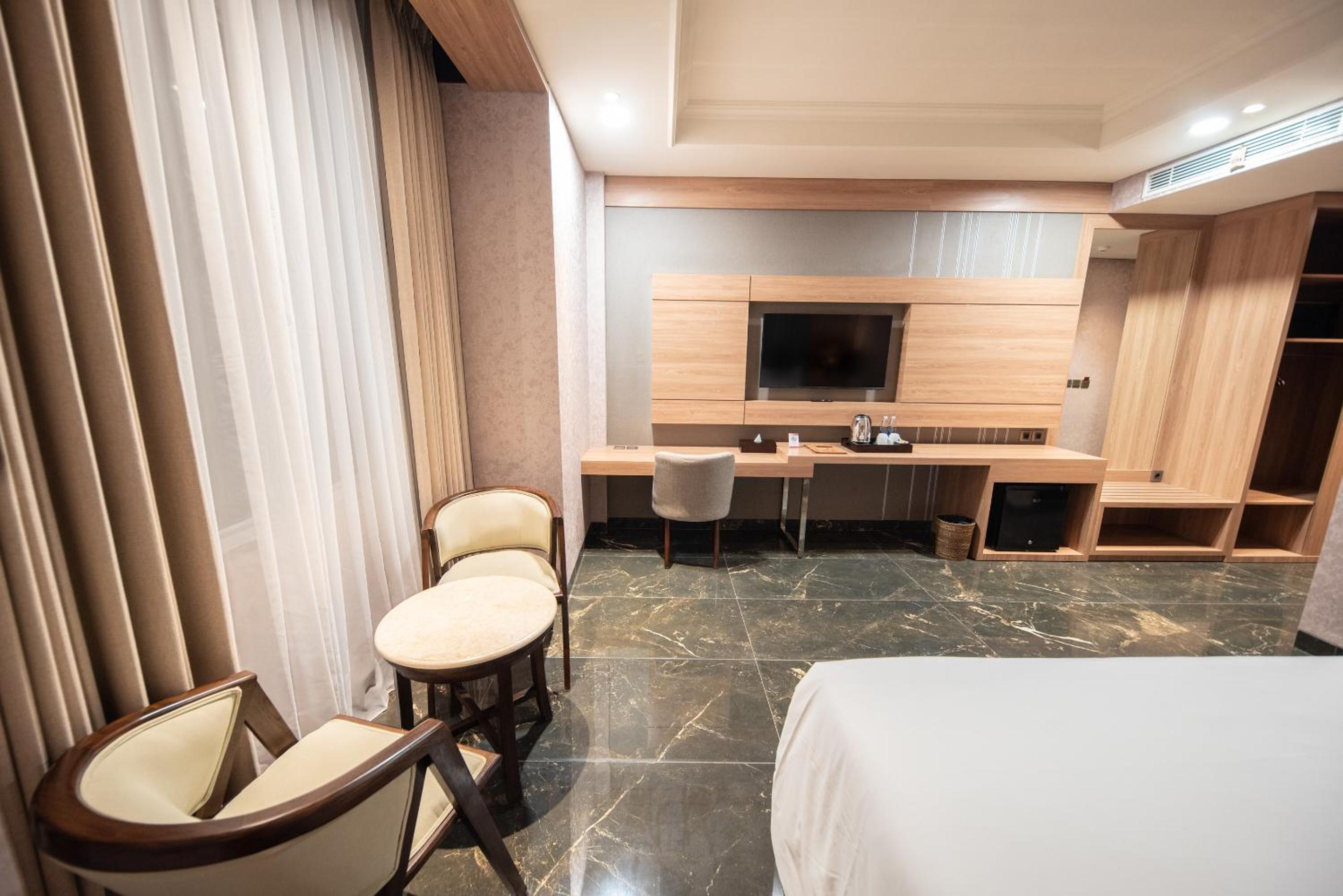 Deluxe King Room - Photo 2