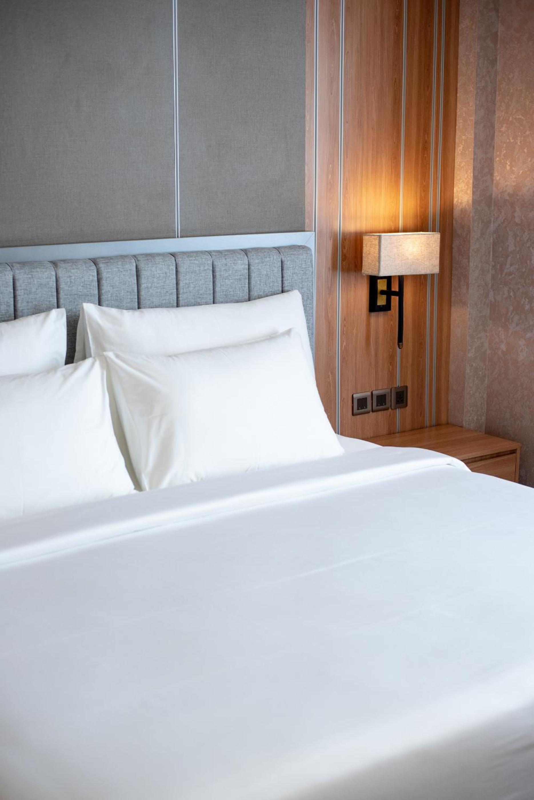 Deluxe King Room - Photo 5