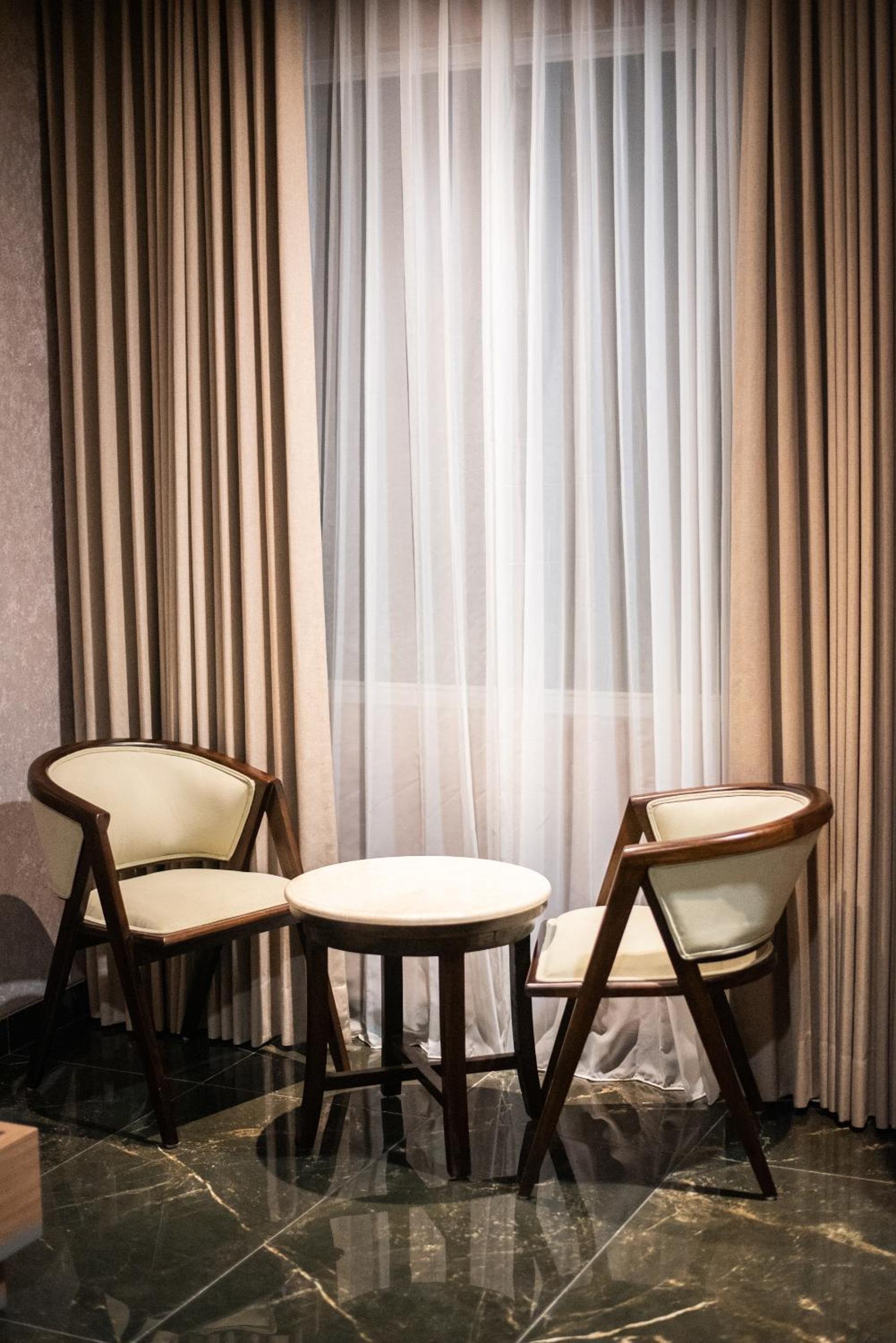 Deluxe King Room - Photo 3