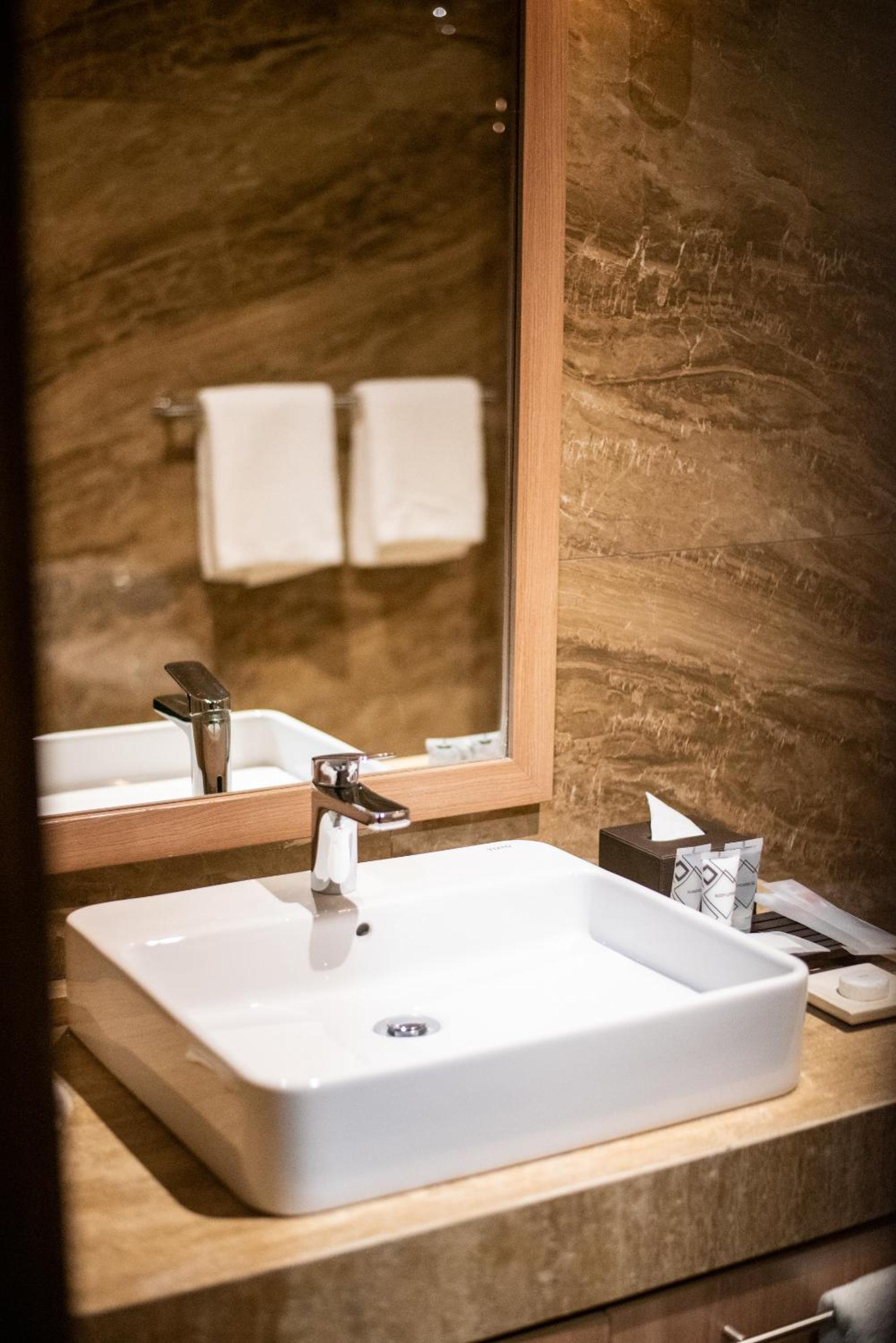 Deluxe King Room - Photo 4