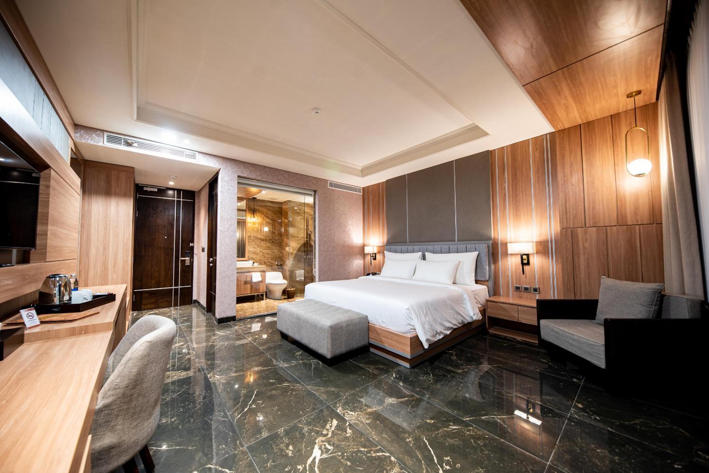Suite - Photo 1