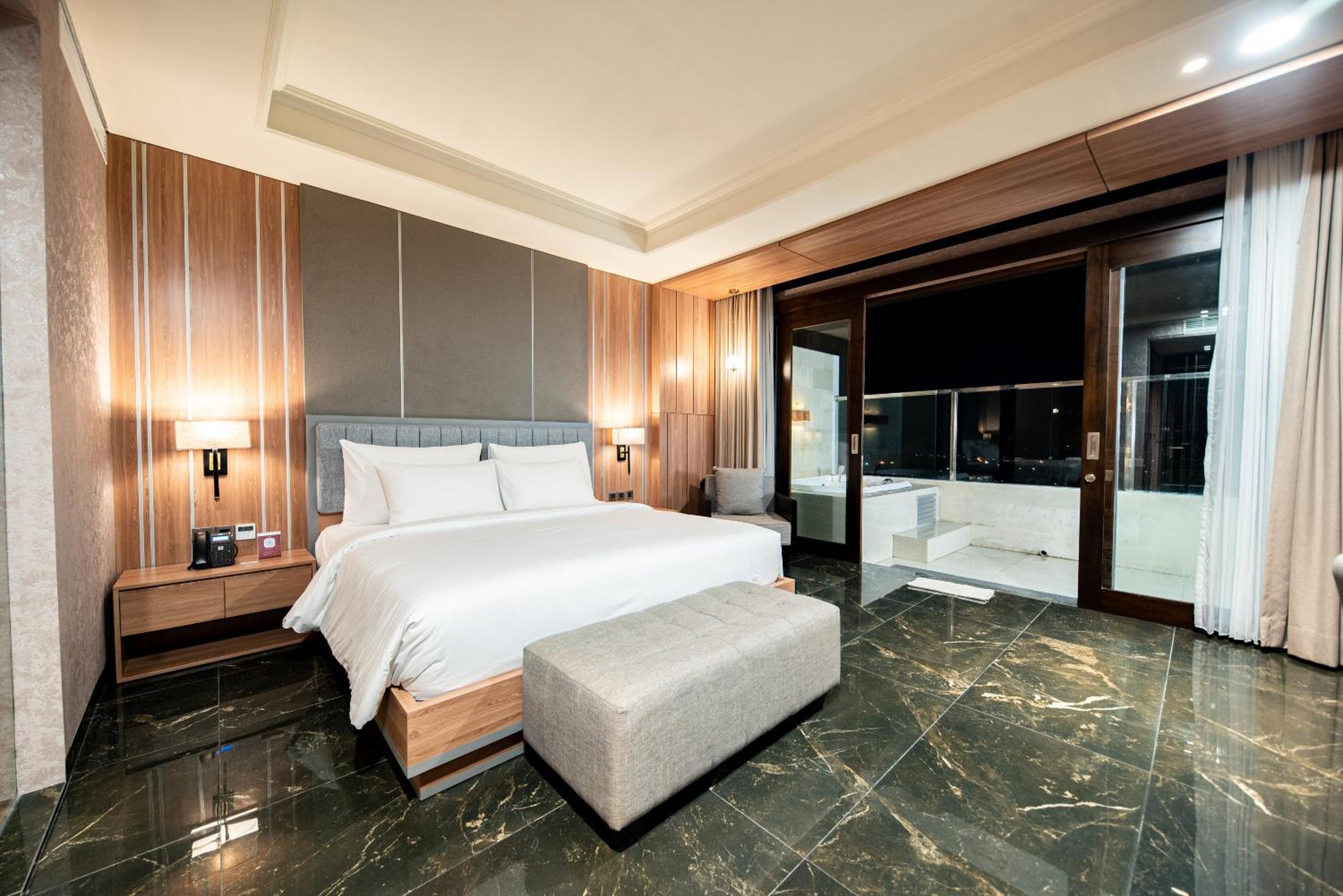 Suite - Photo 3