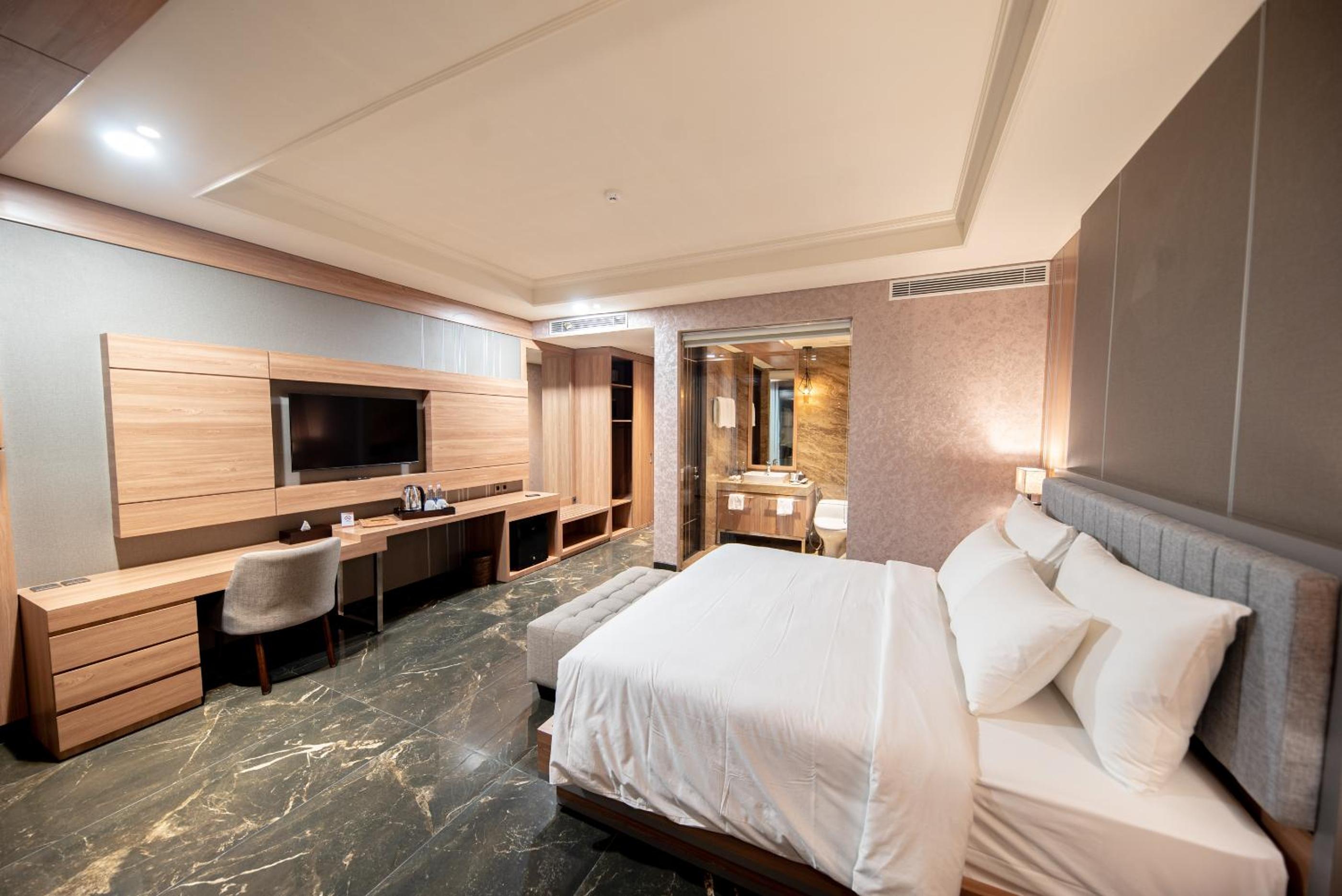 Suite - Photo 2