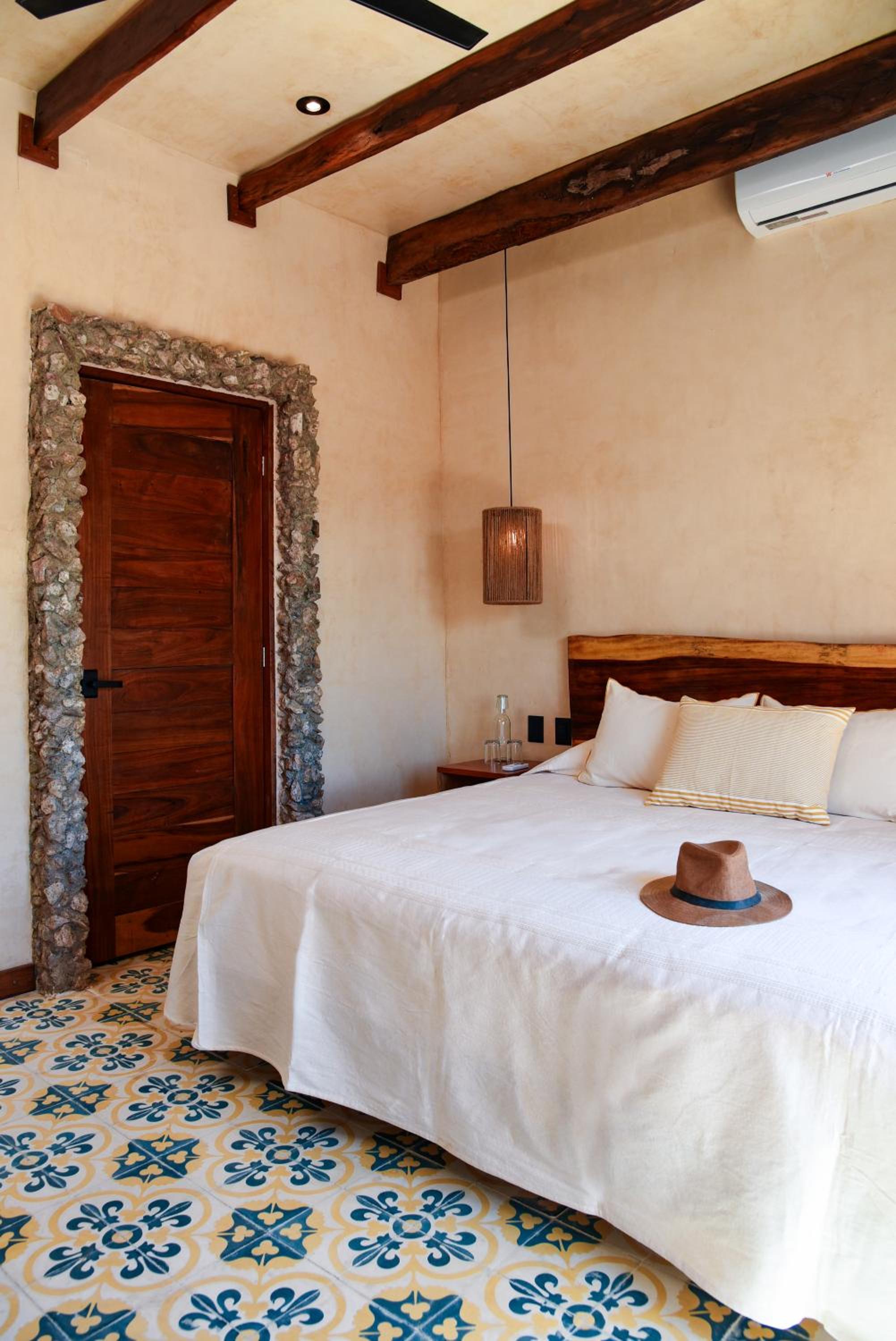 King Room with Balcony - Photo 9