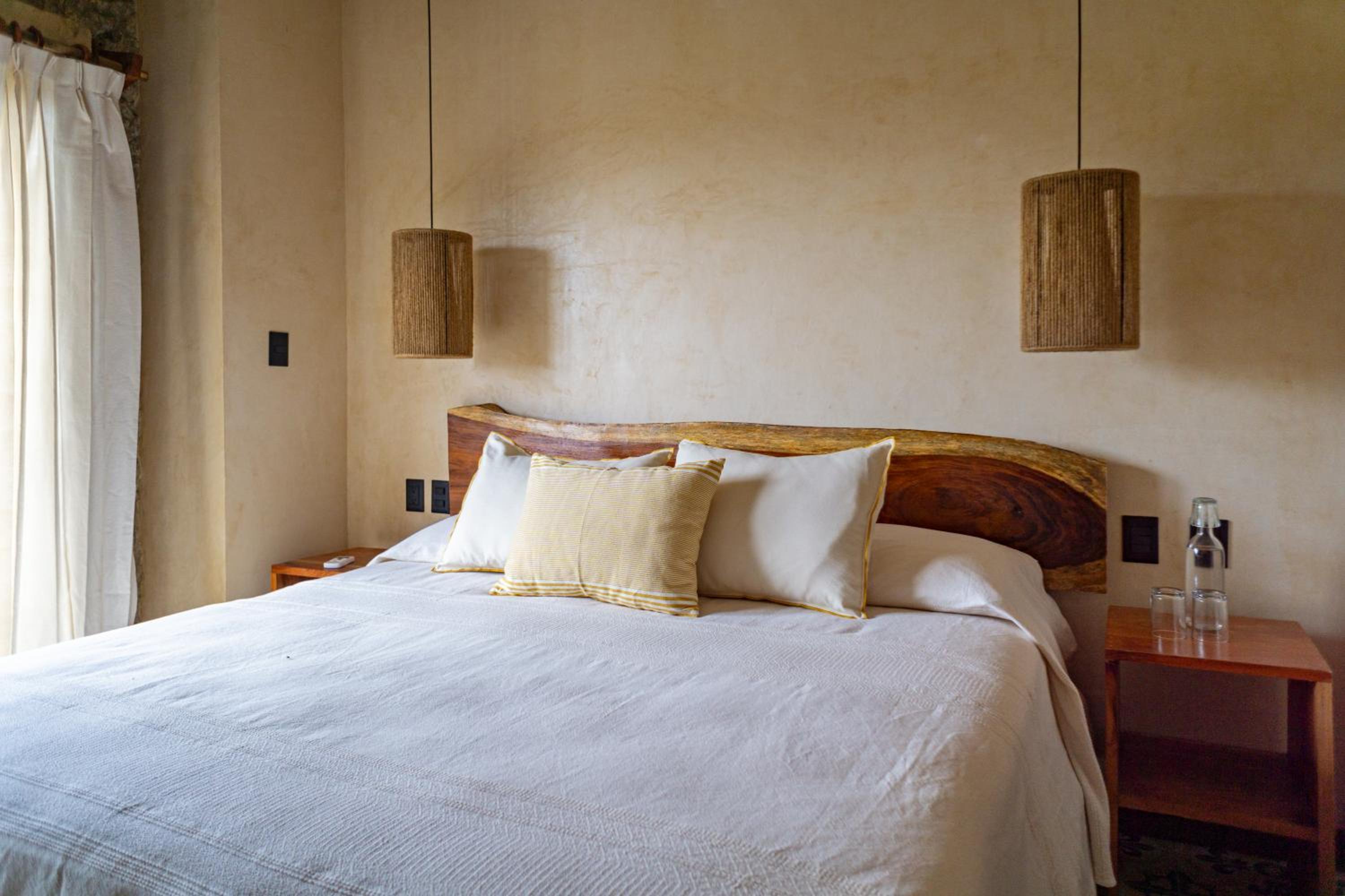 King Room with Balcony - Photo 12