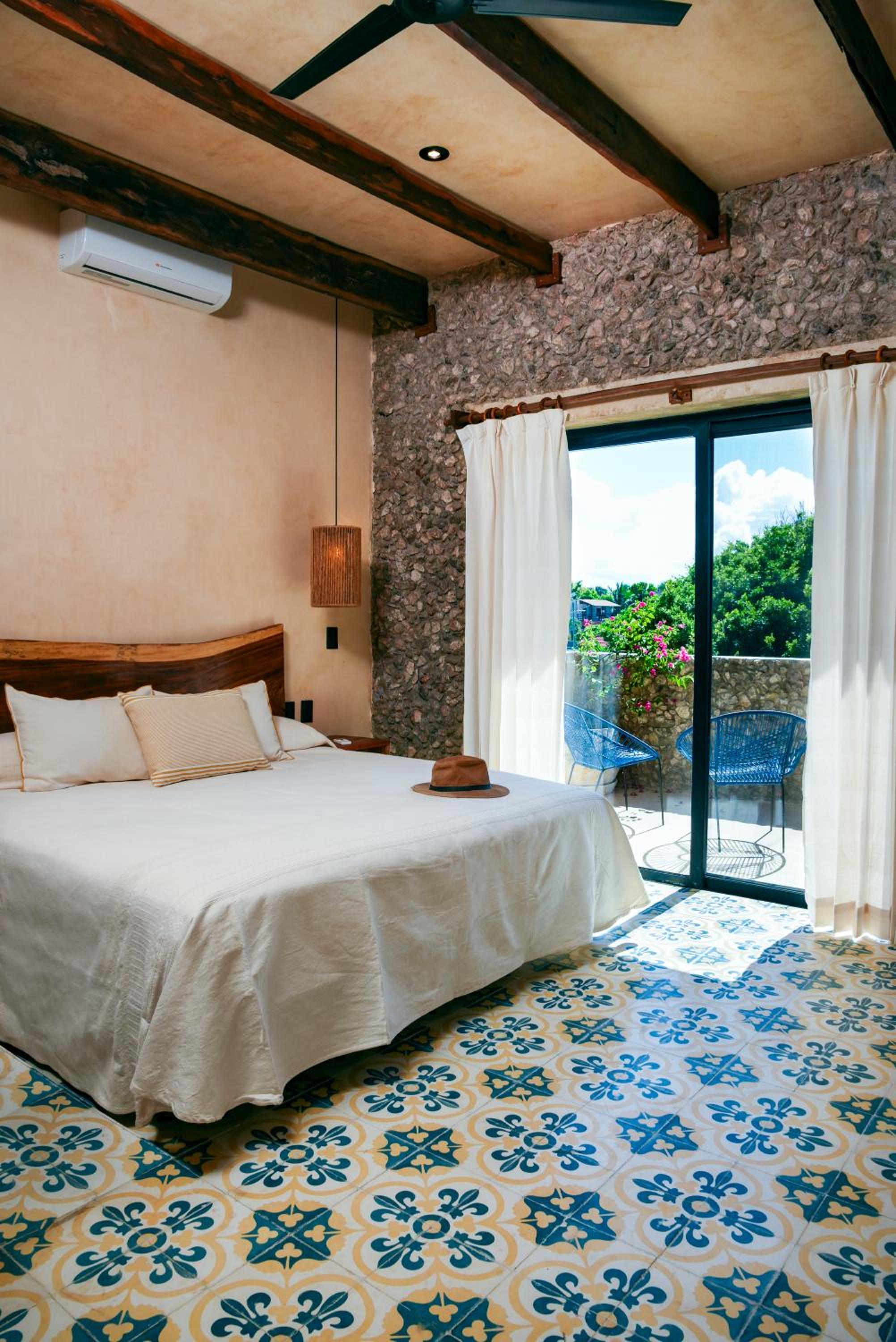 King Room with Balcony - Photo 3