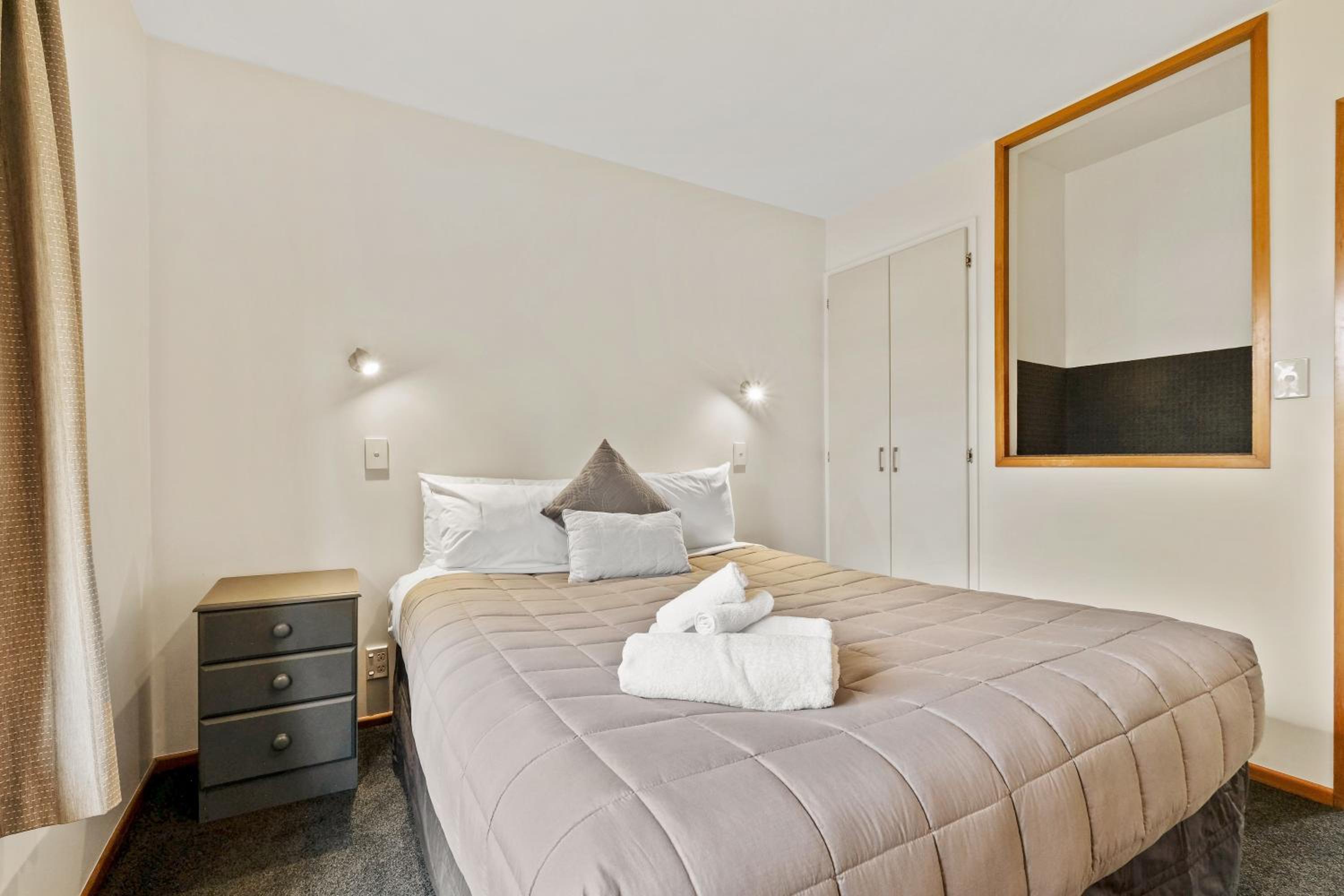 One-Bedroom Apartment photo 2