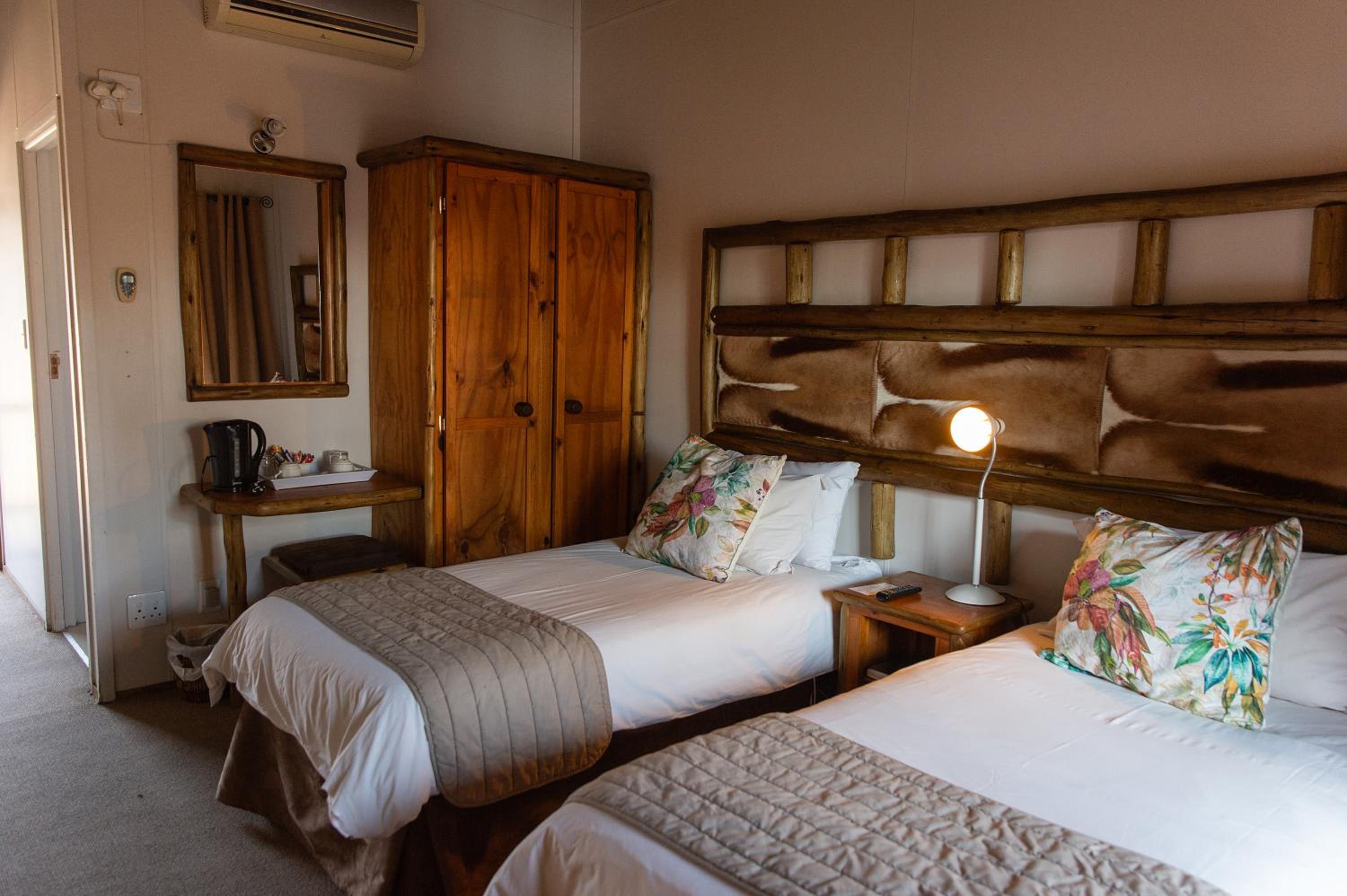 Standard Twin Room - Photo 3
