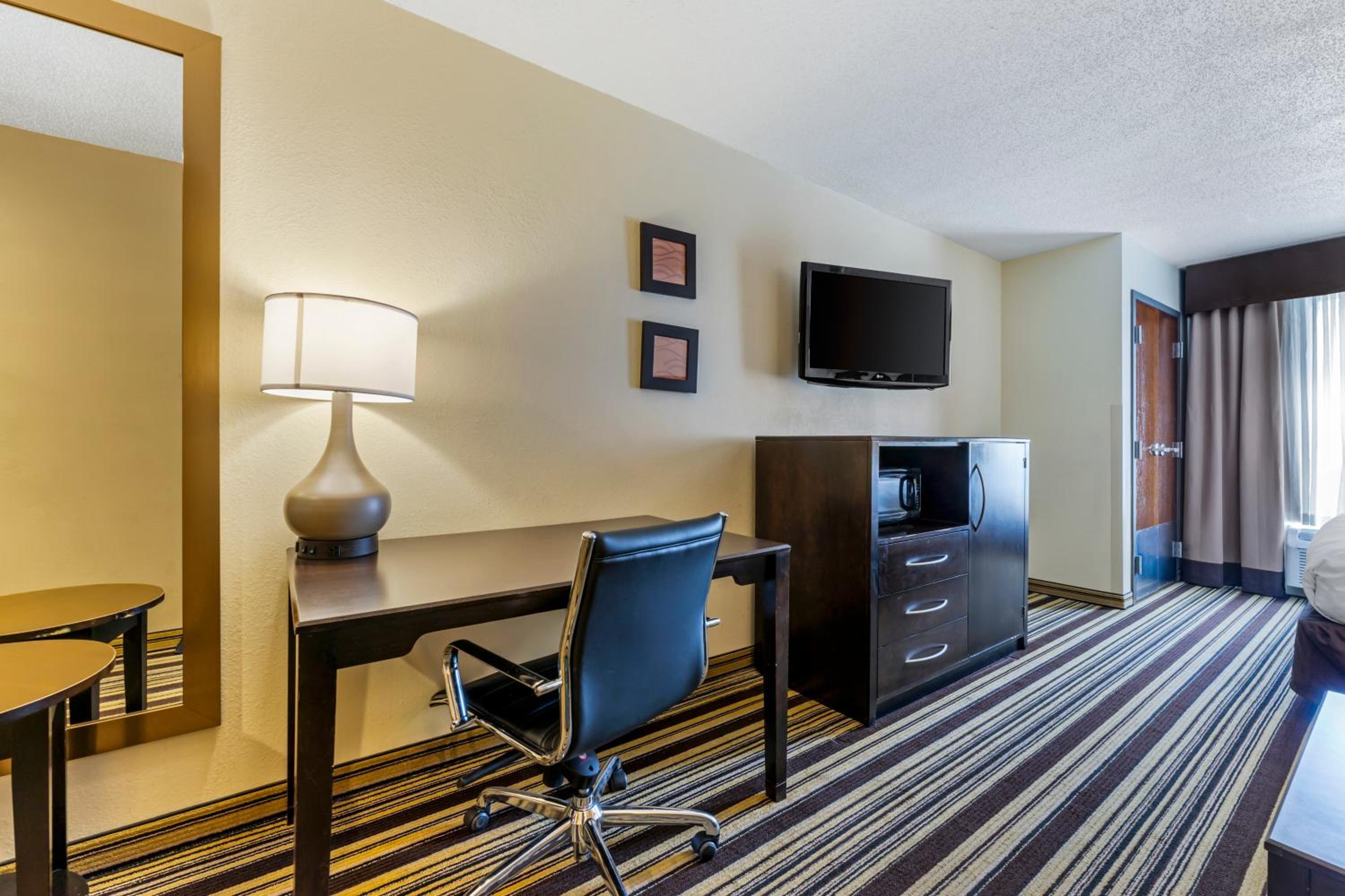 King Suite - Non Smoking photo 1