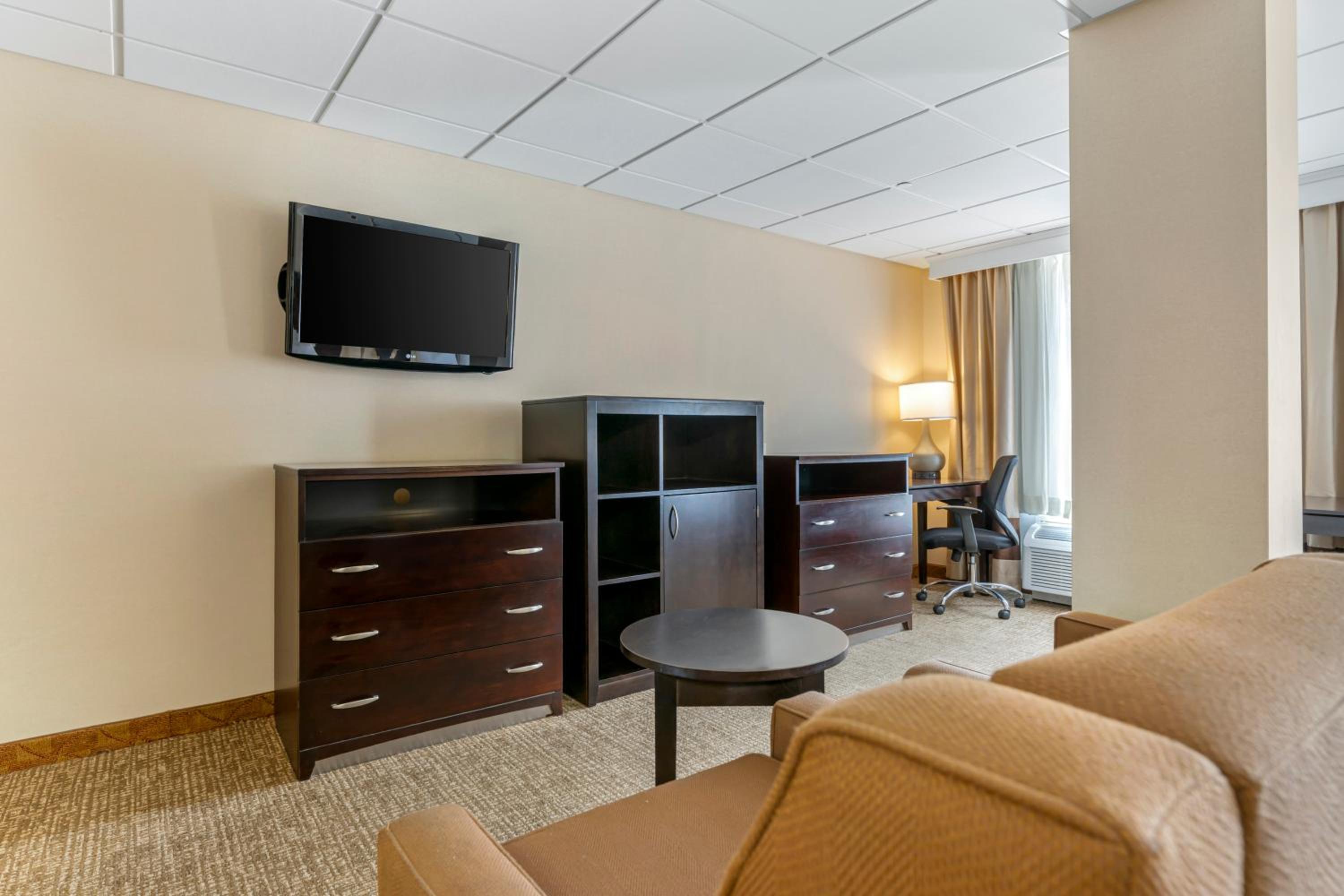 Efficiency Quadruple Room with Two Queen Beds - Non Smoking photo 2