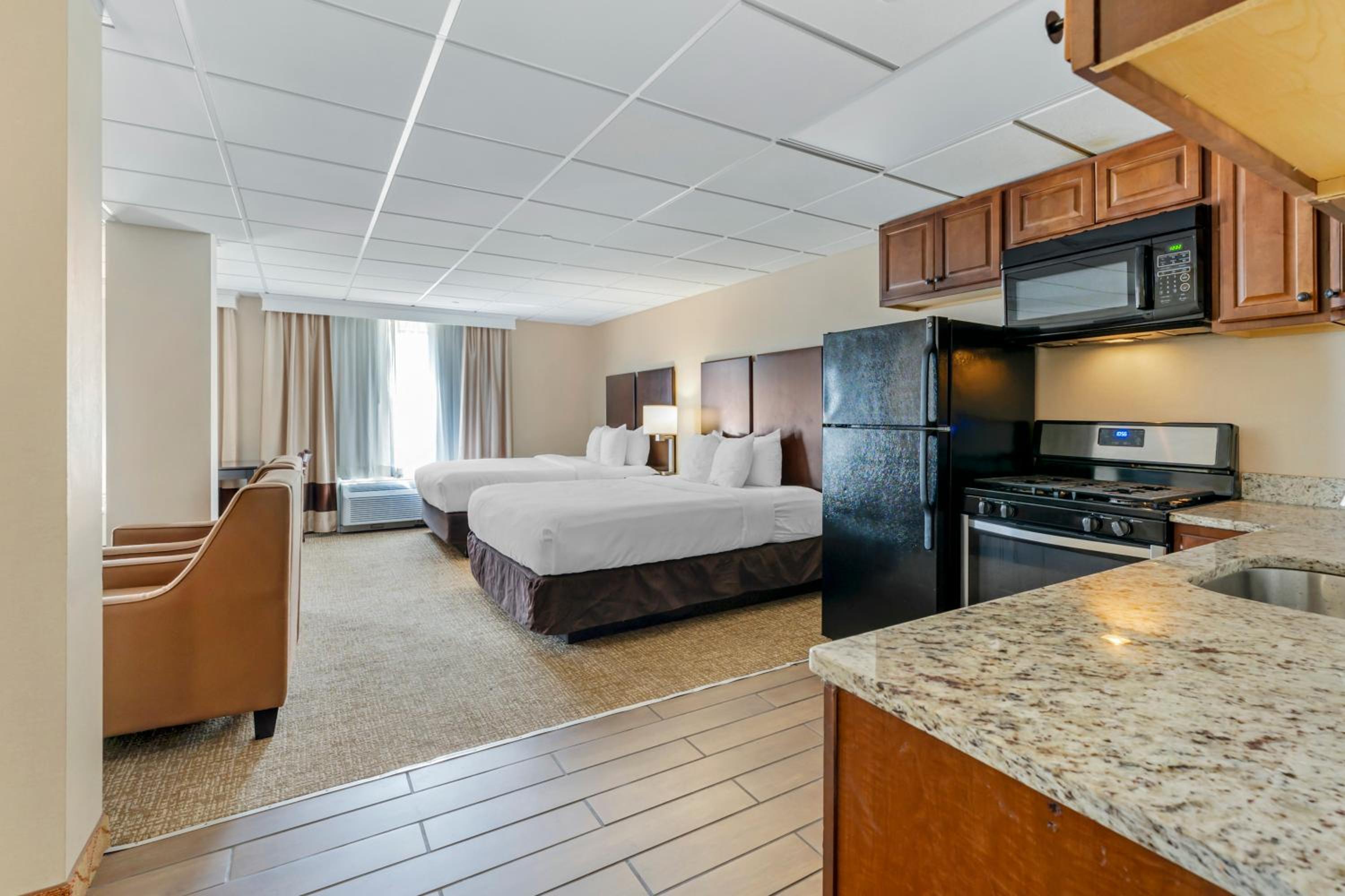 Efficiency Quadruple Room with Two Queen Beds - Non Smoking photo 1