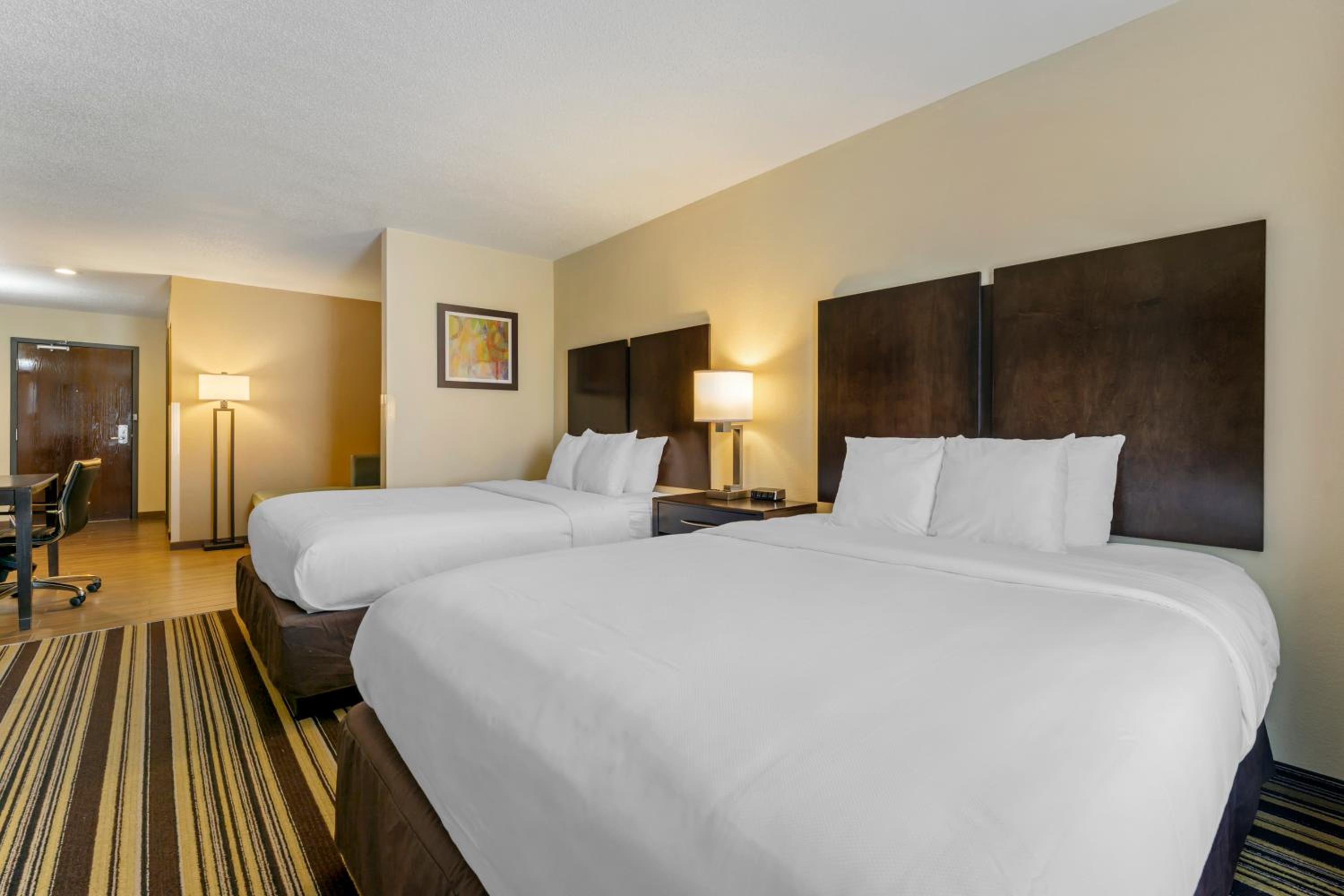 Queen Suite with Two Queen Beds and Sofa Bed - Non Smoking photo 2