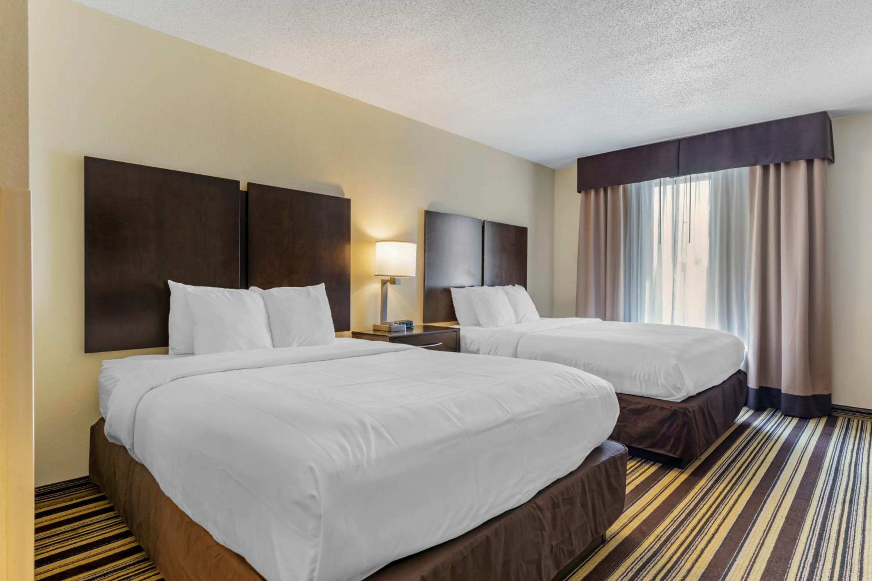 Queen Suite with Two Queen Beds and Sofa Bed - Non Smoking photo 3