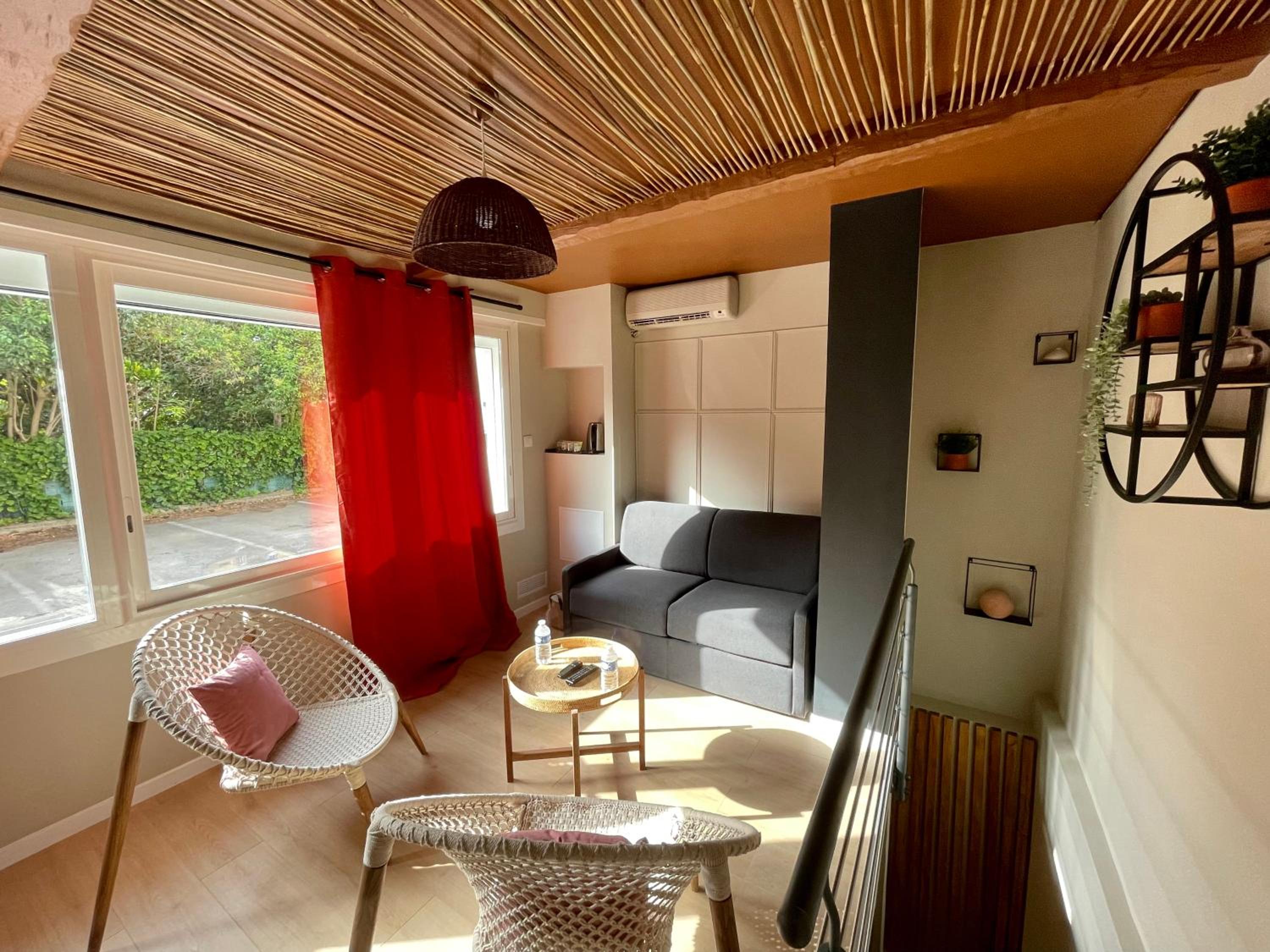 One-Bedroom Apartment - Photo 12