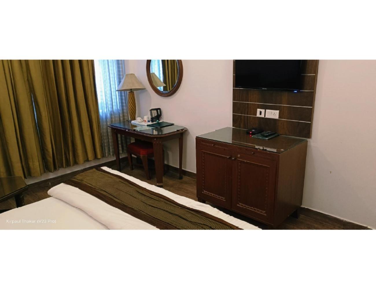 Deluxe Room - Photo 9
