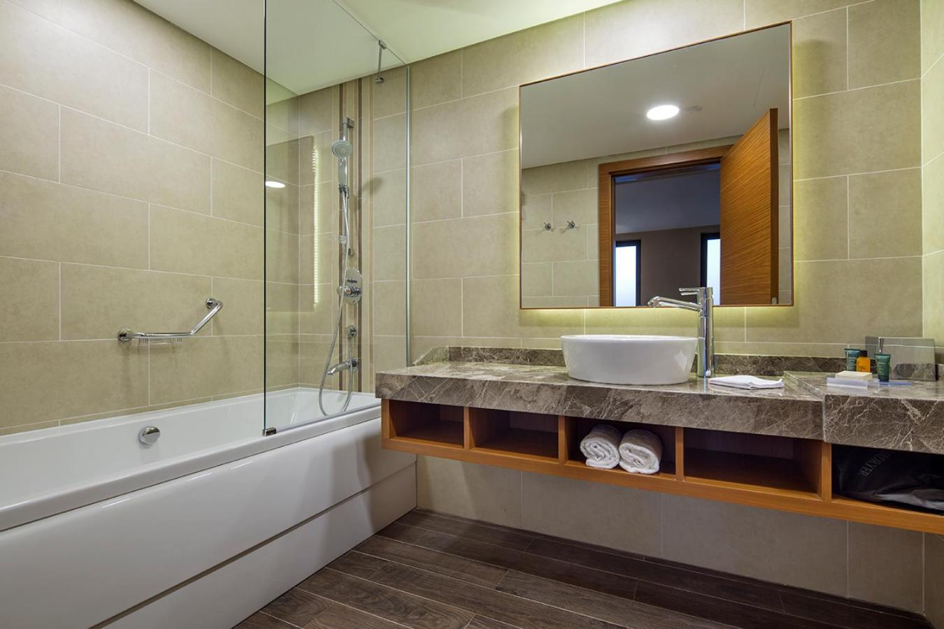 One-Bedroom King Suite with Sea View thumbnail 5