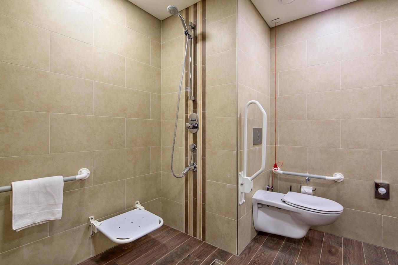 Queen Room - Mobility Access thumbnail 5