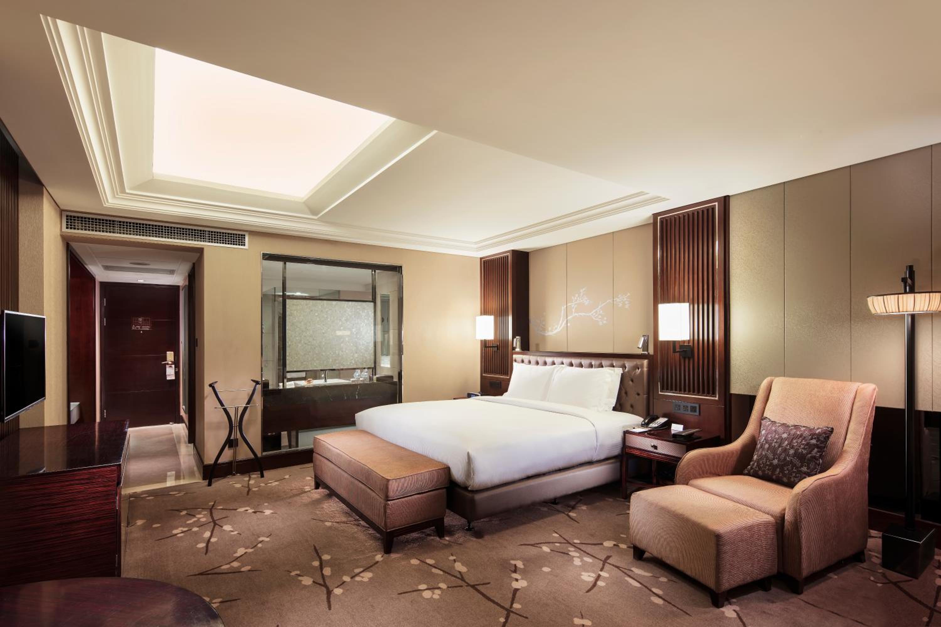 1 King Bed Deluxe Room - Photo 3