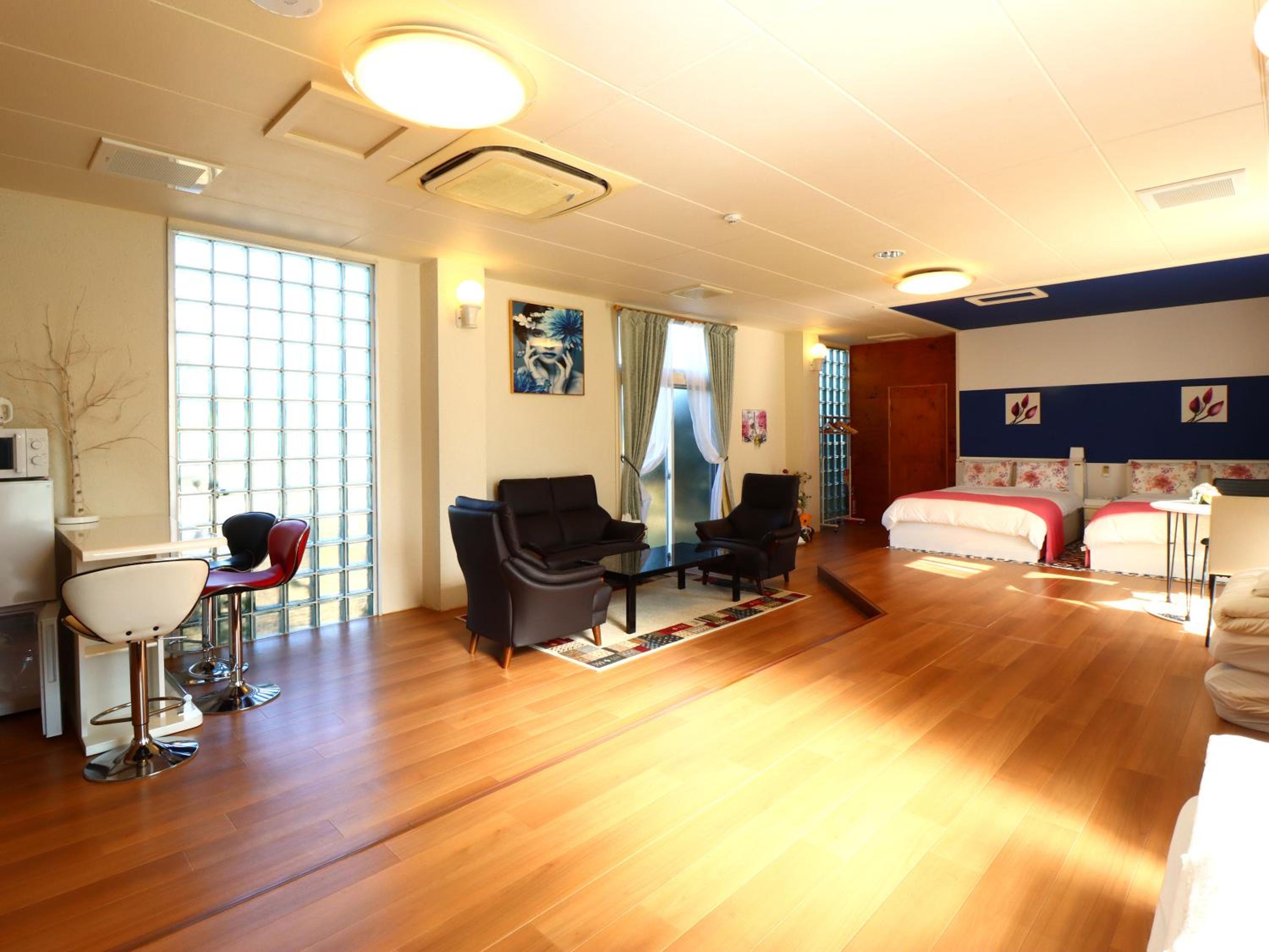 Superior Family Room photo 1