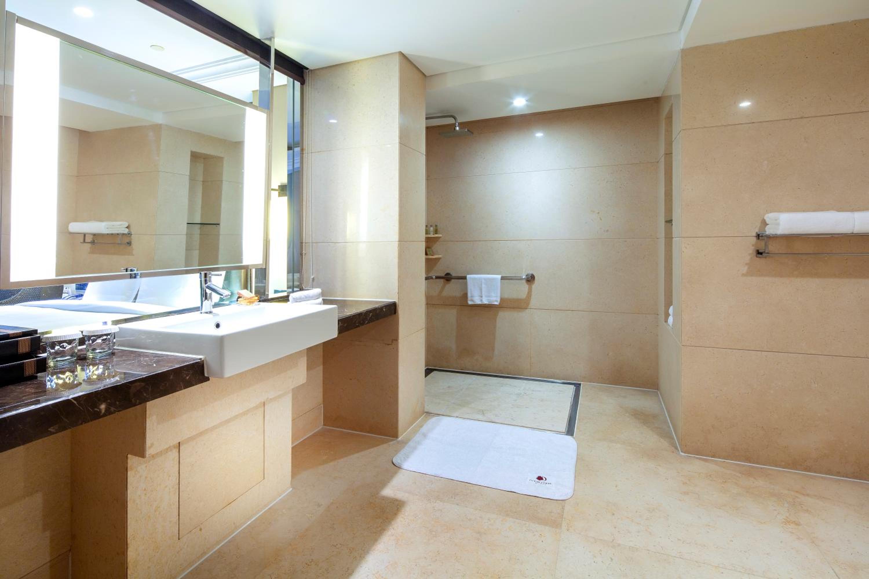 Accessible King Room - Photo 3
