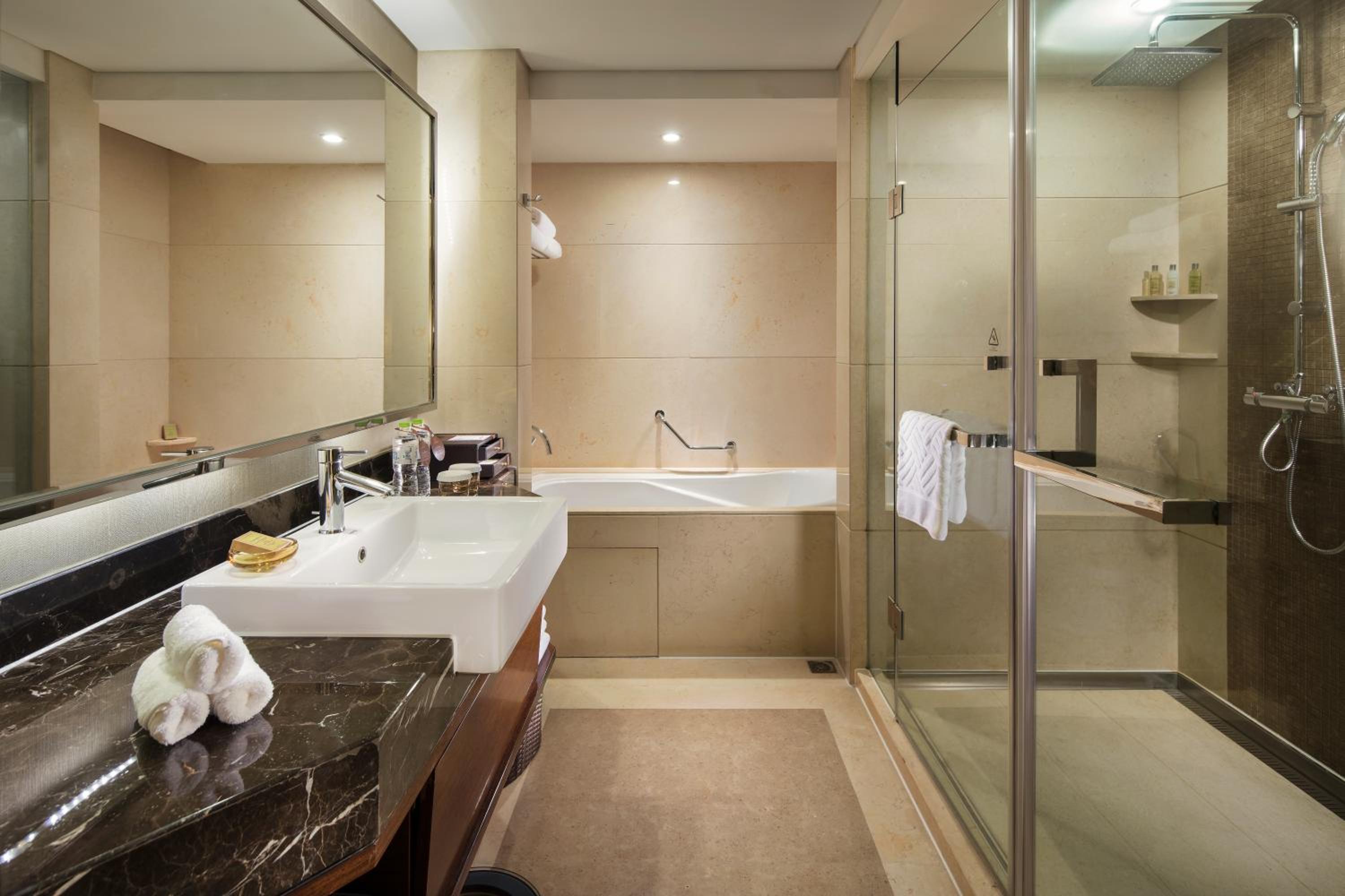 Junior King Suite with Seating Area - Photo 3