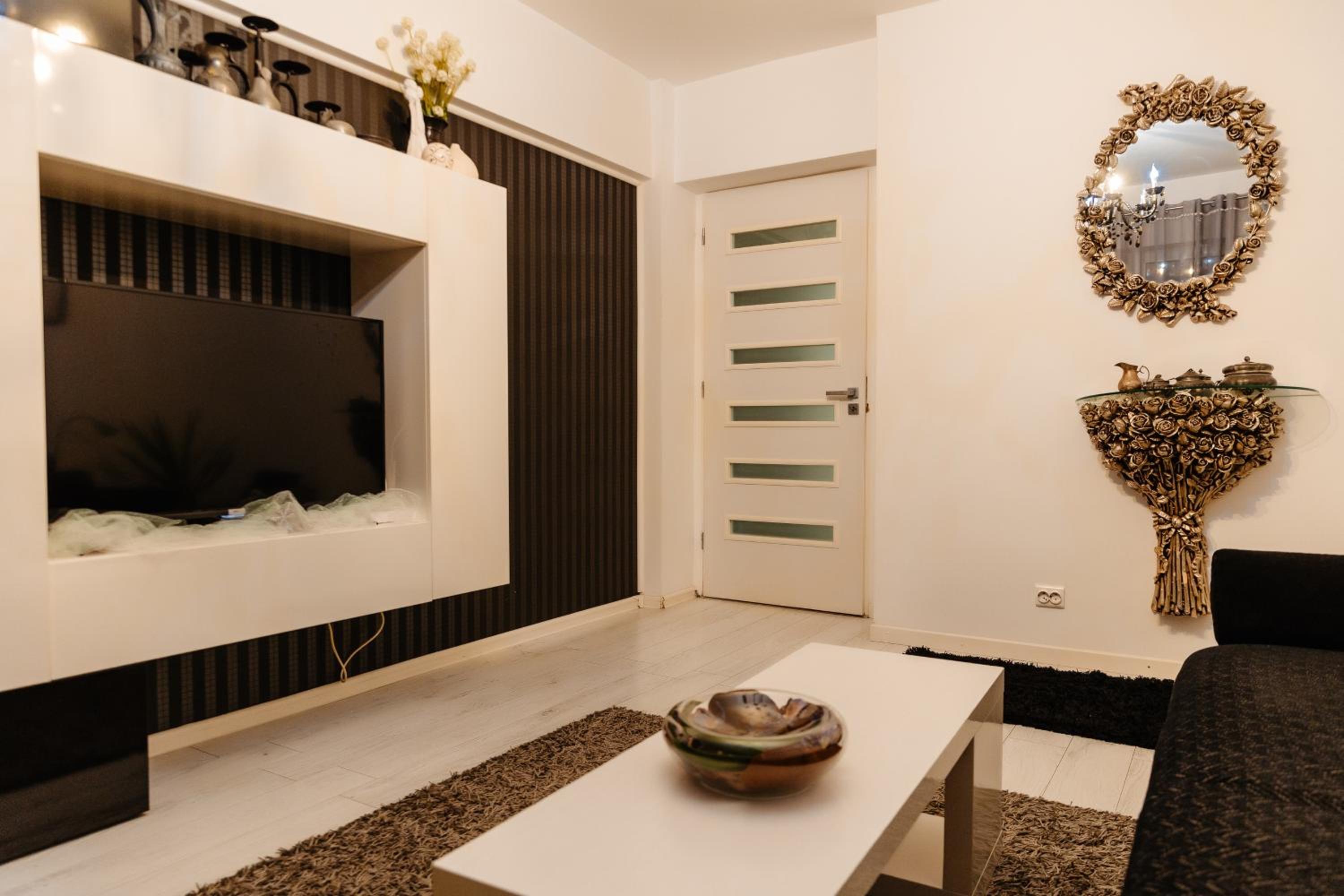 Apartment with Shower - Photo 12