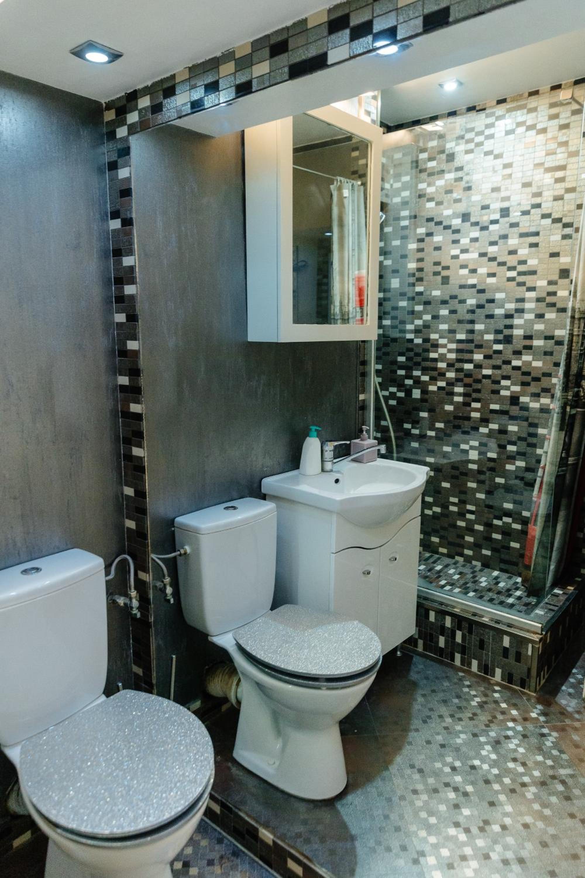 Apartment with Shower - Photo 14