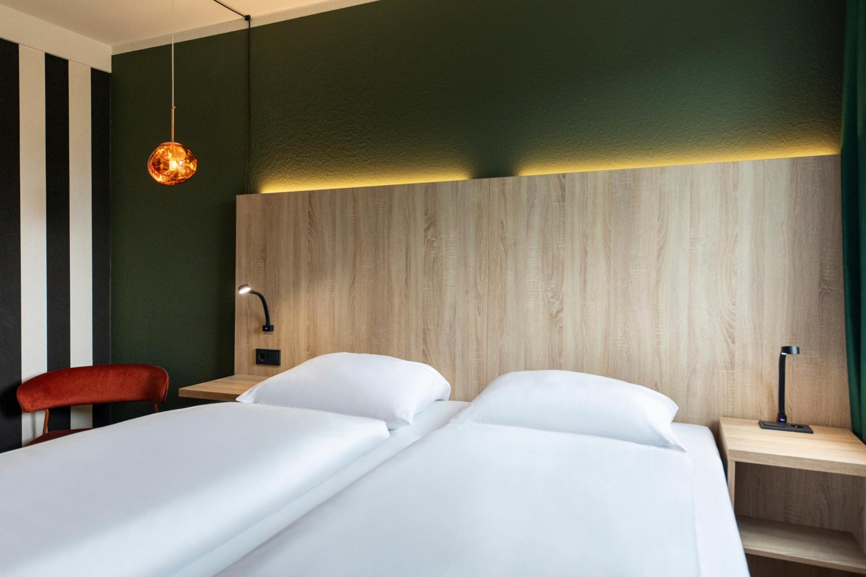 Business Double Room - Photo 9