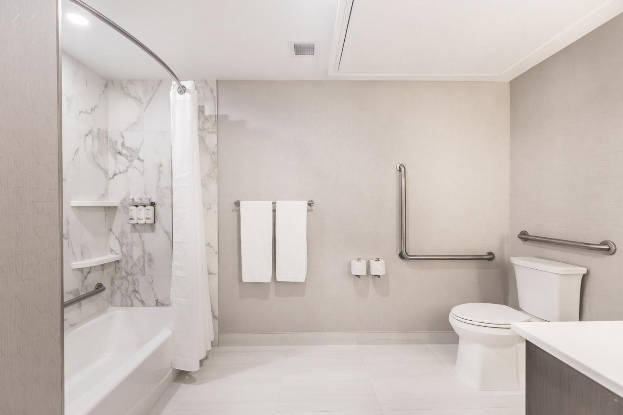 Standard Queen Room with Two Queen Beds and Mobility Accessible Tub - Photo 5