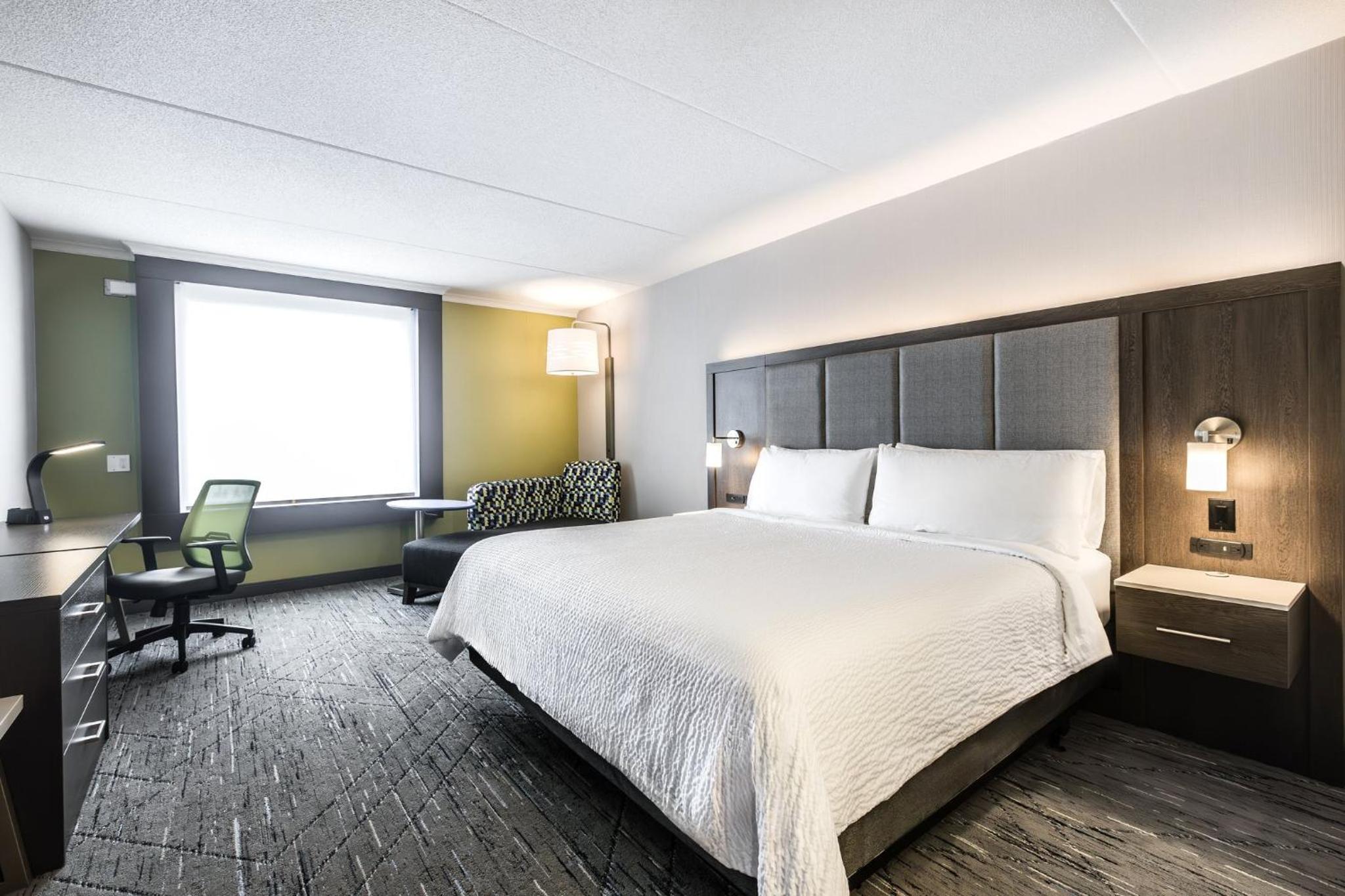 Standard King Room - Photo 15