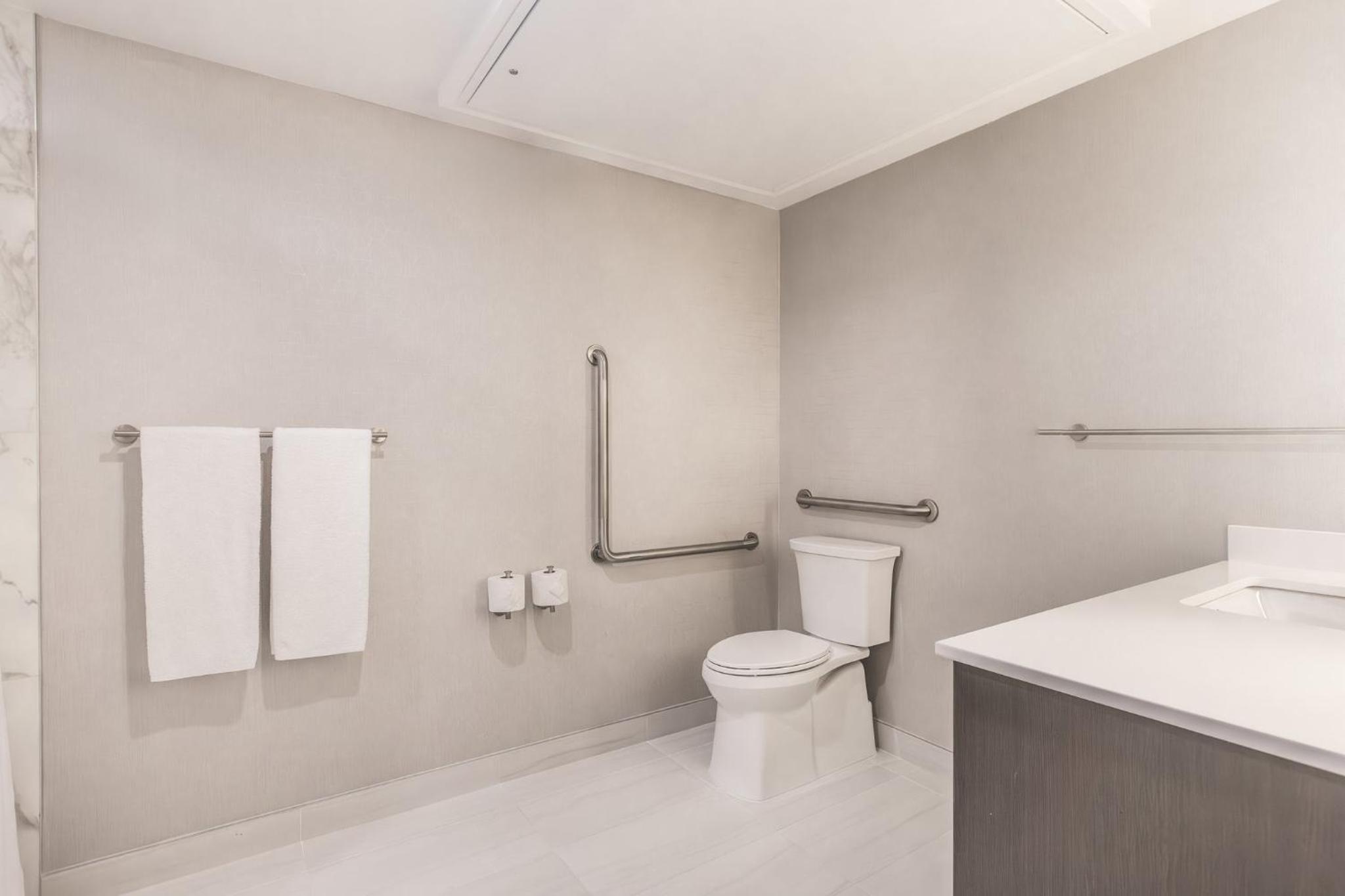 Standard King Room with Mobility Accessible Tub - Photo 6