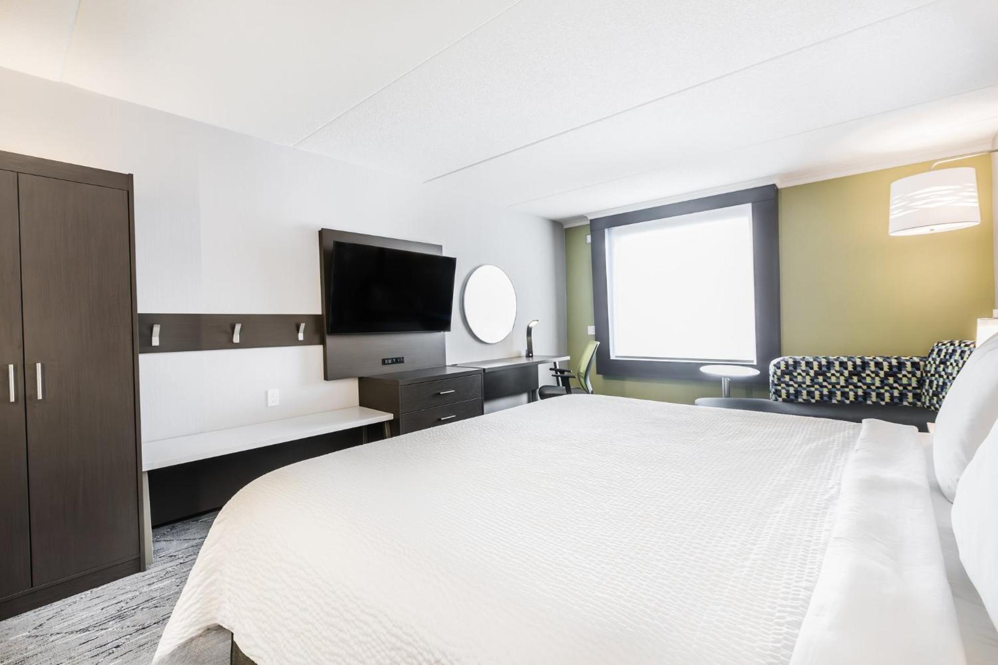Standard King Room with Mobility Accessible Tub - Photo 2