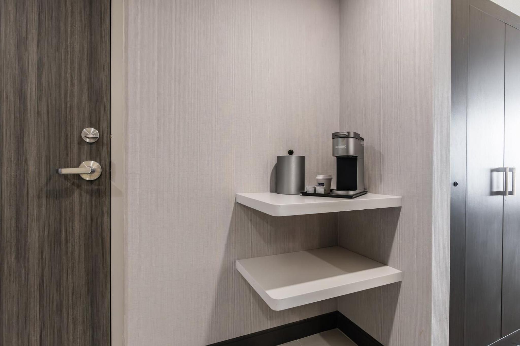 Standard King Room with Mobility Accessible Tub - Photo 7