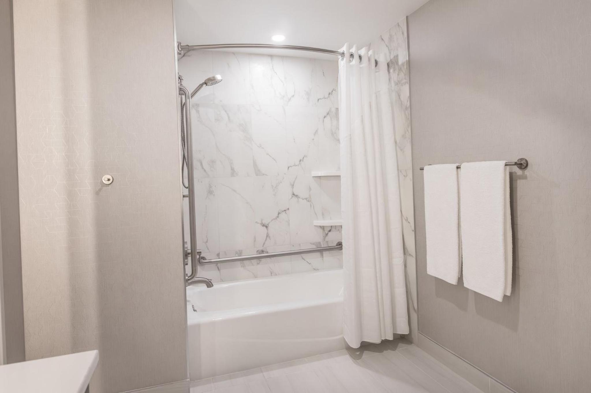 Standard Queen Room with Two Queen Beds and Mobility Accessible Tub - Photo 7