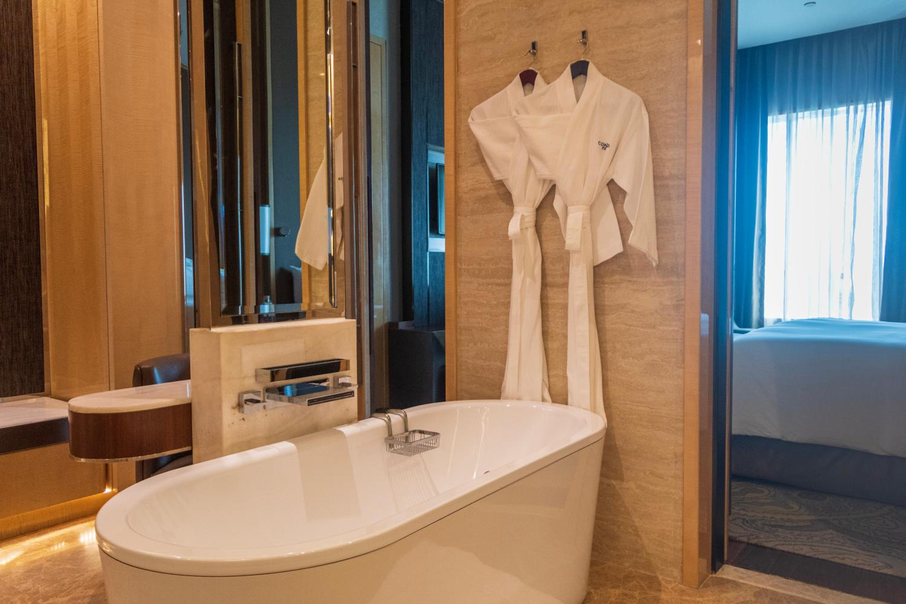 Deluxe Suite with Executive Lounge Access - Photo 3