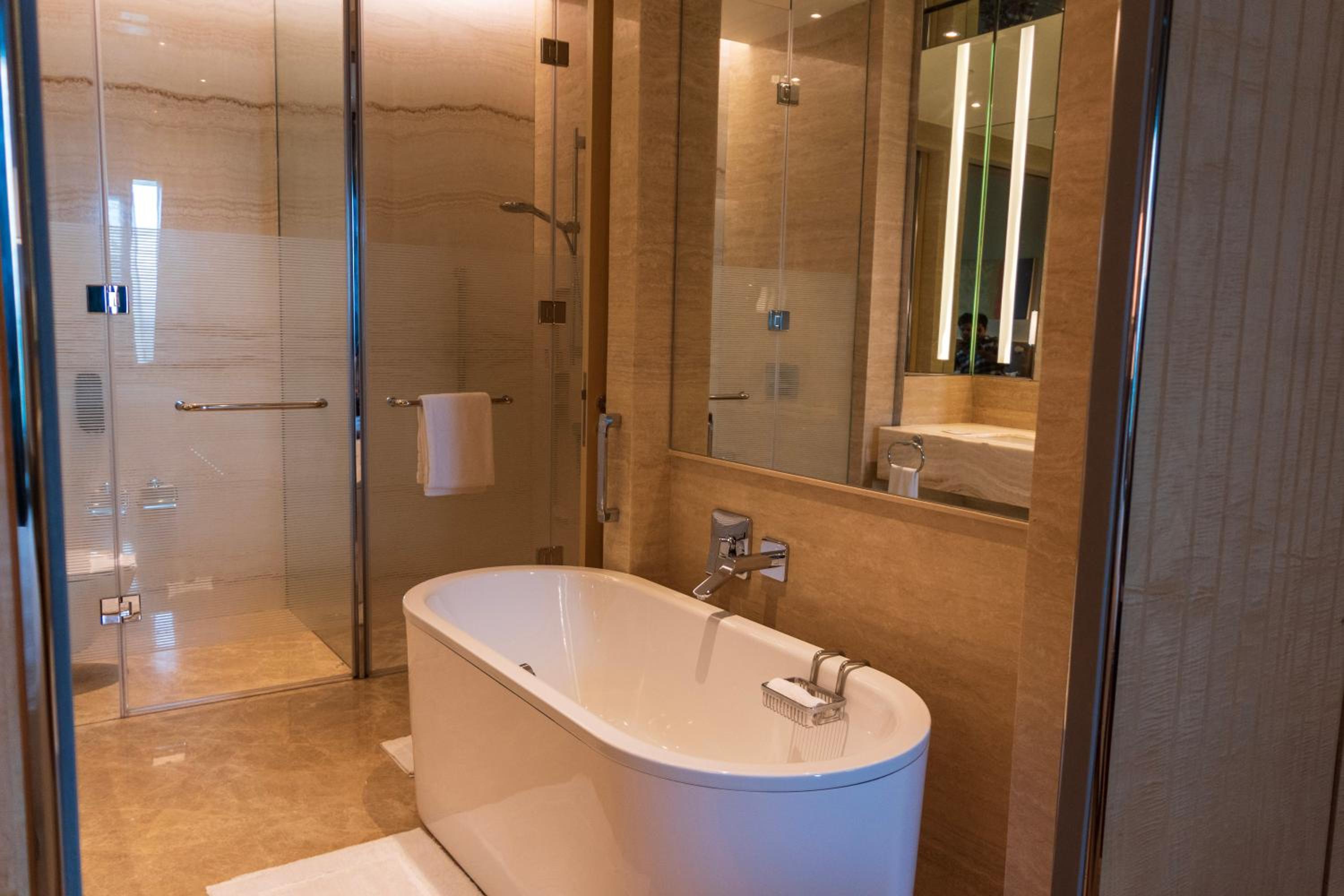 Deluxe King Room - Photo 2