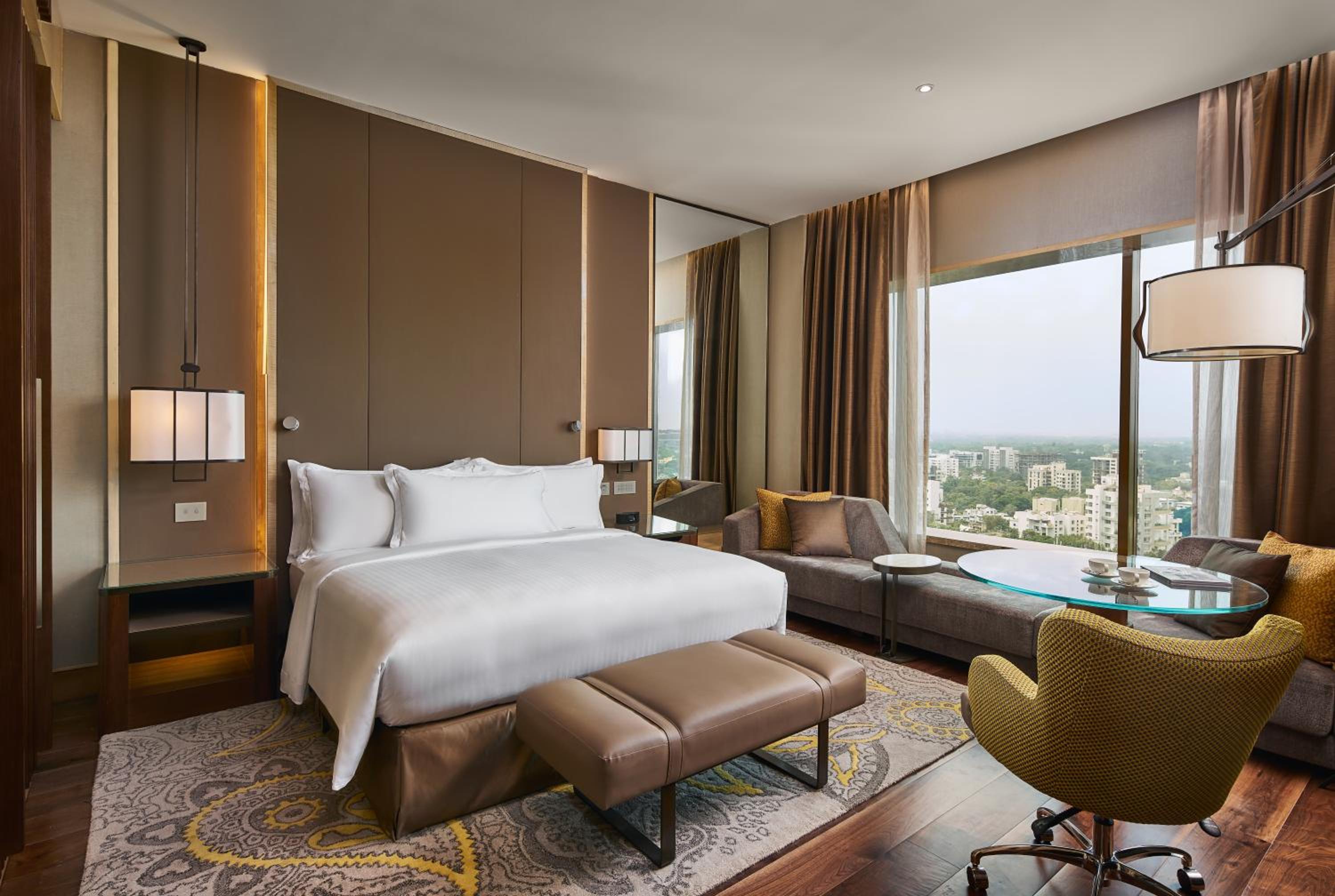 Deluxe Suite with Executive Lounge Access - Photo 2