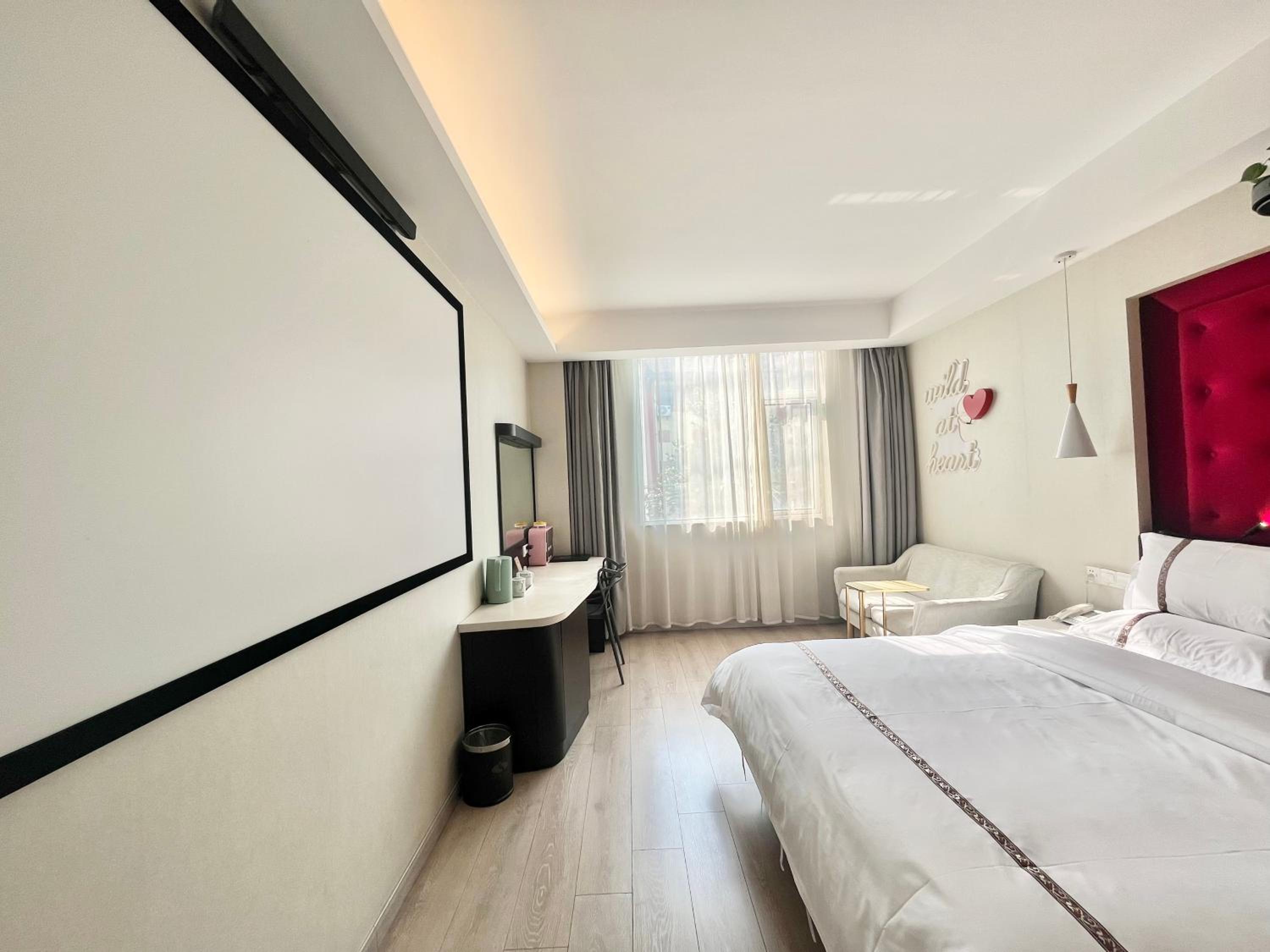 Deluxe Queen Movie Room