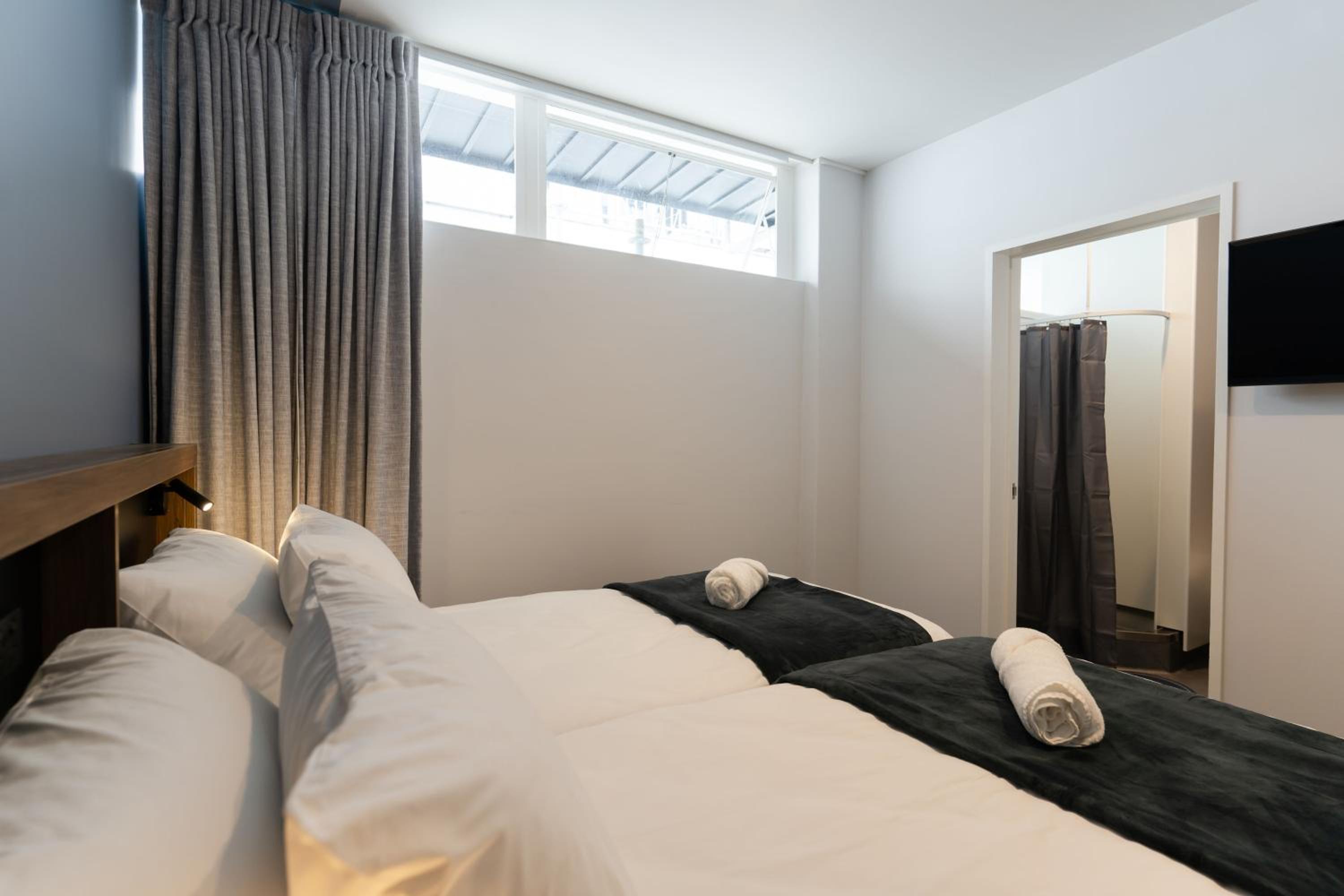 Twin Room with Private Bathroom - Photo 2