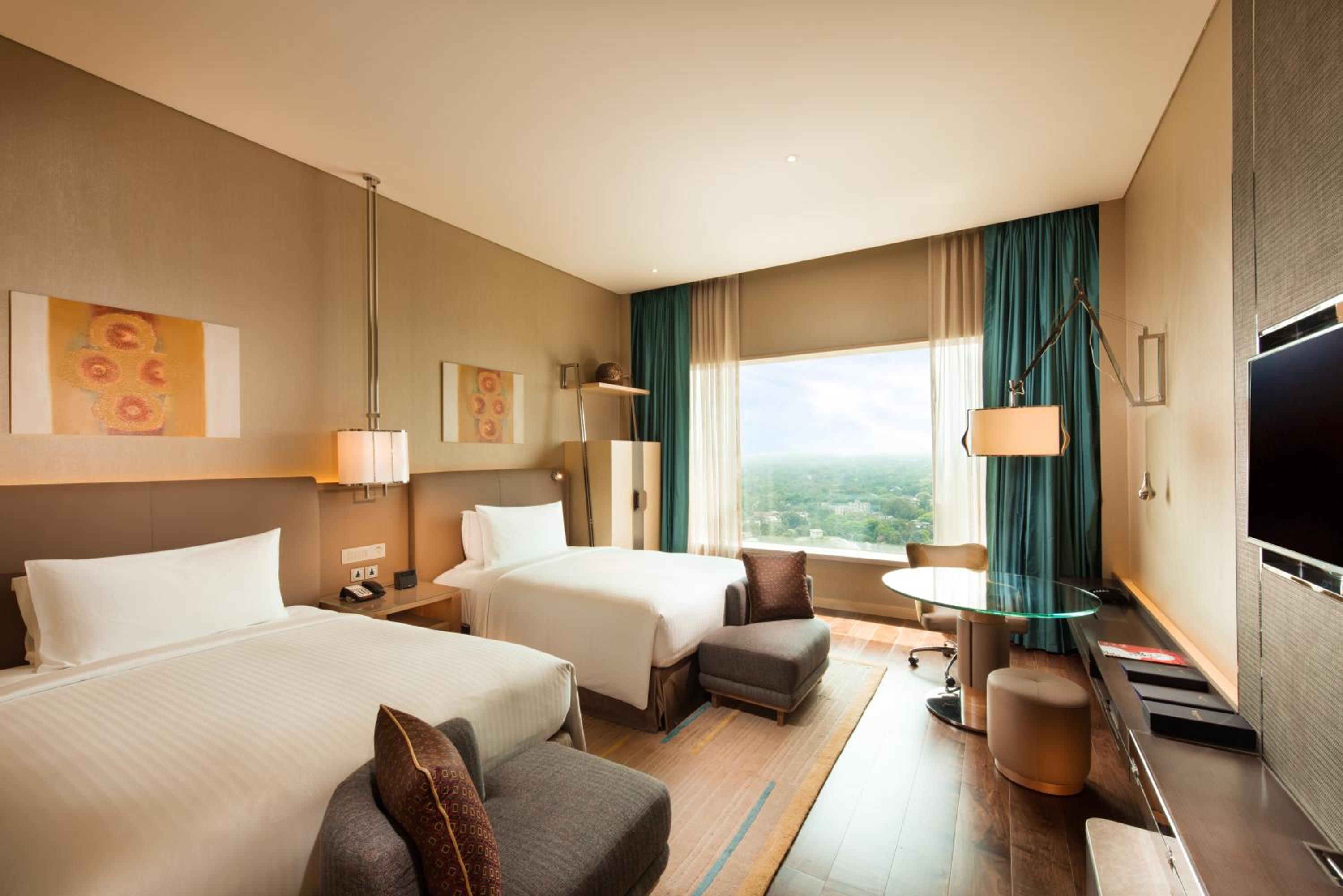 Executive Queen Room with Executive Lounge Access - Photo 1