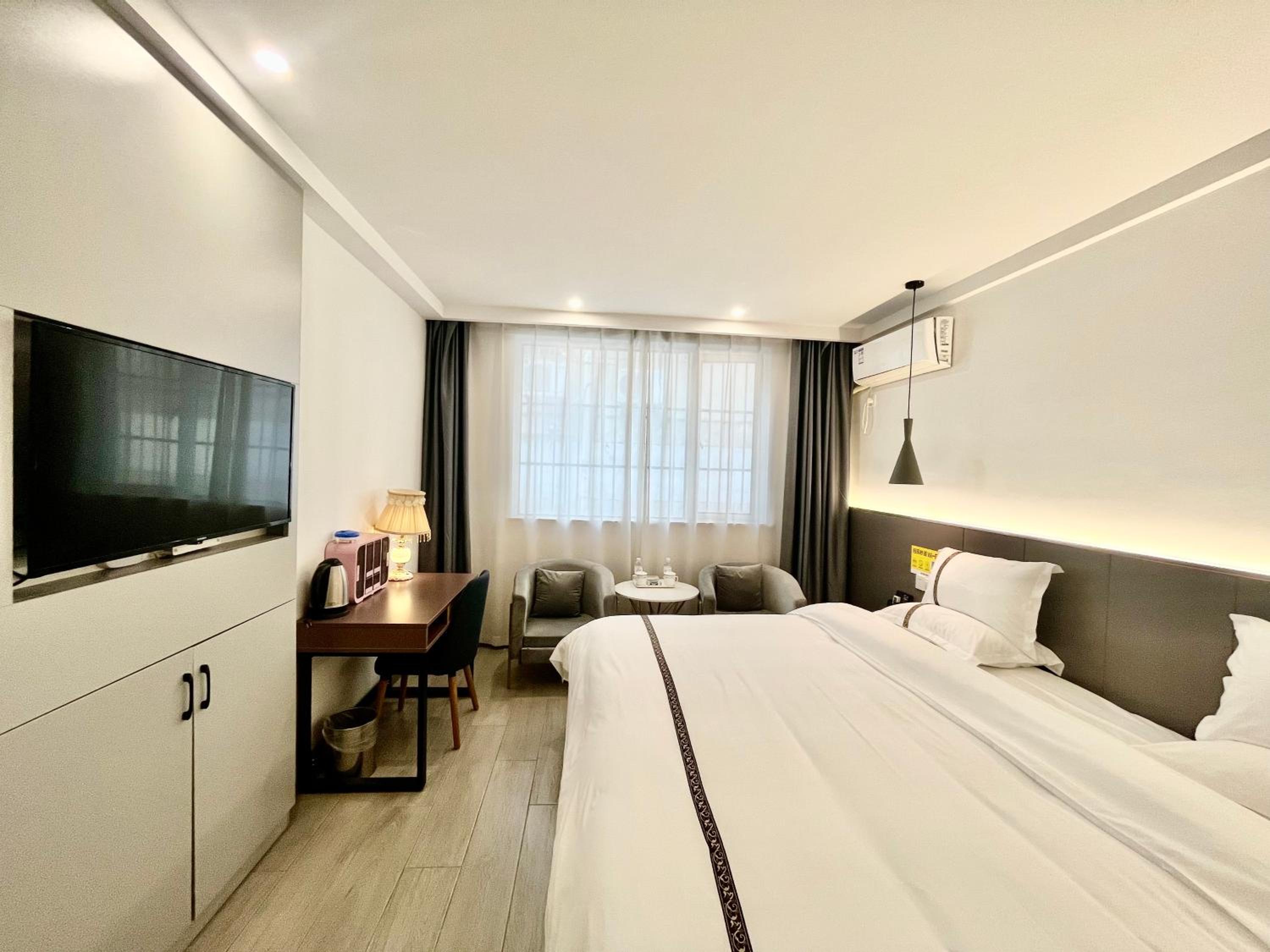 Deluxe Zero Pressure King Room