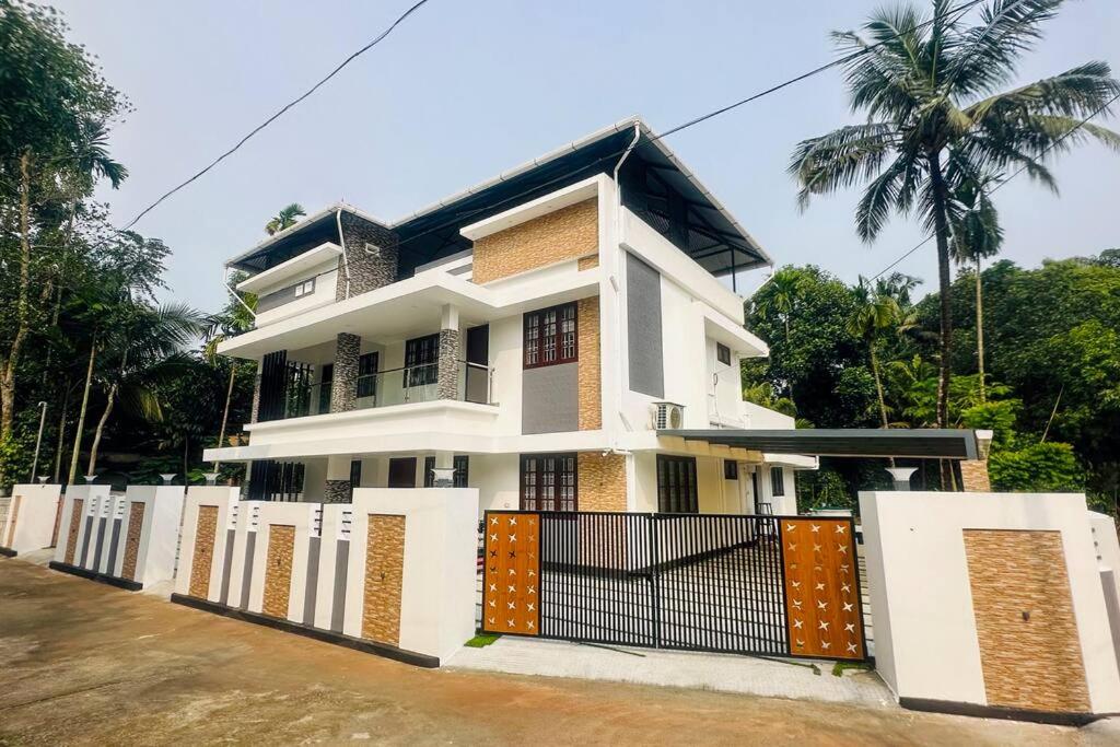 Four-Bedroom House photo 3