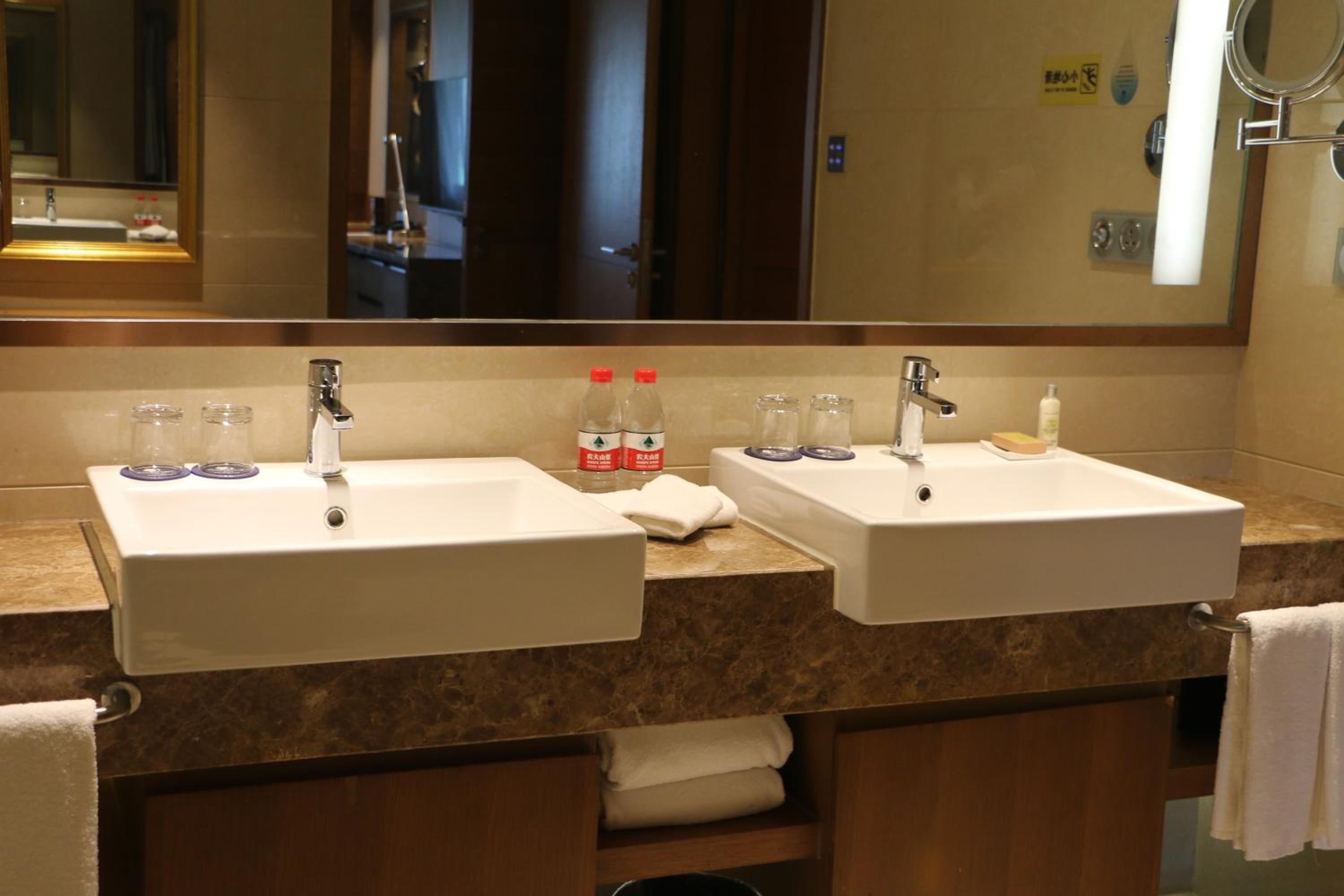 Executive King Suite with Lounge Access photo 3