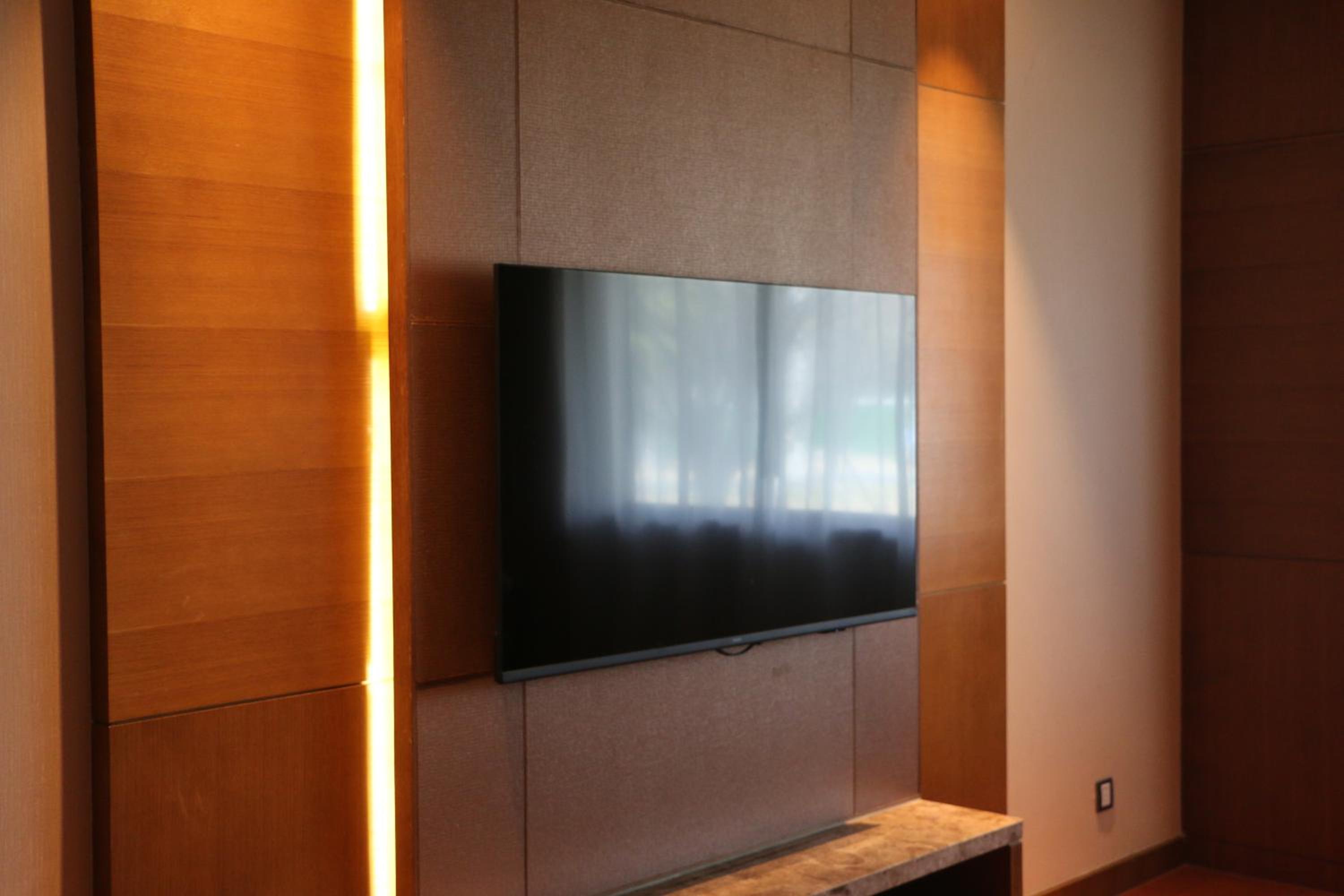 Executive King Suite with Lounge Access photo 2