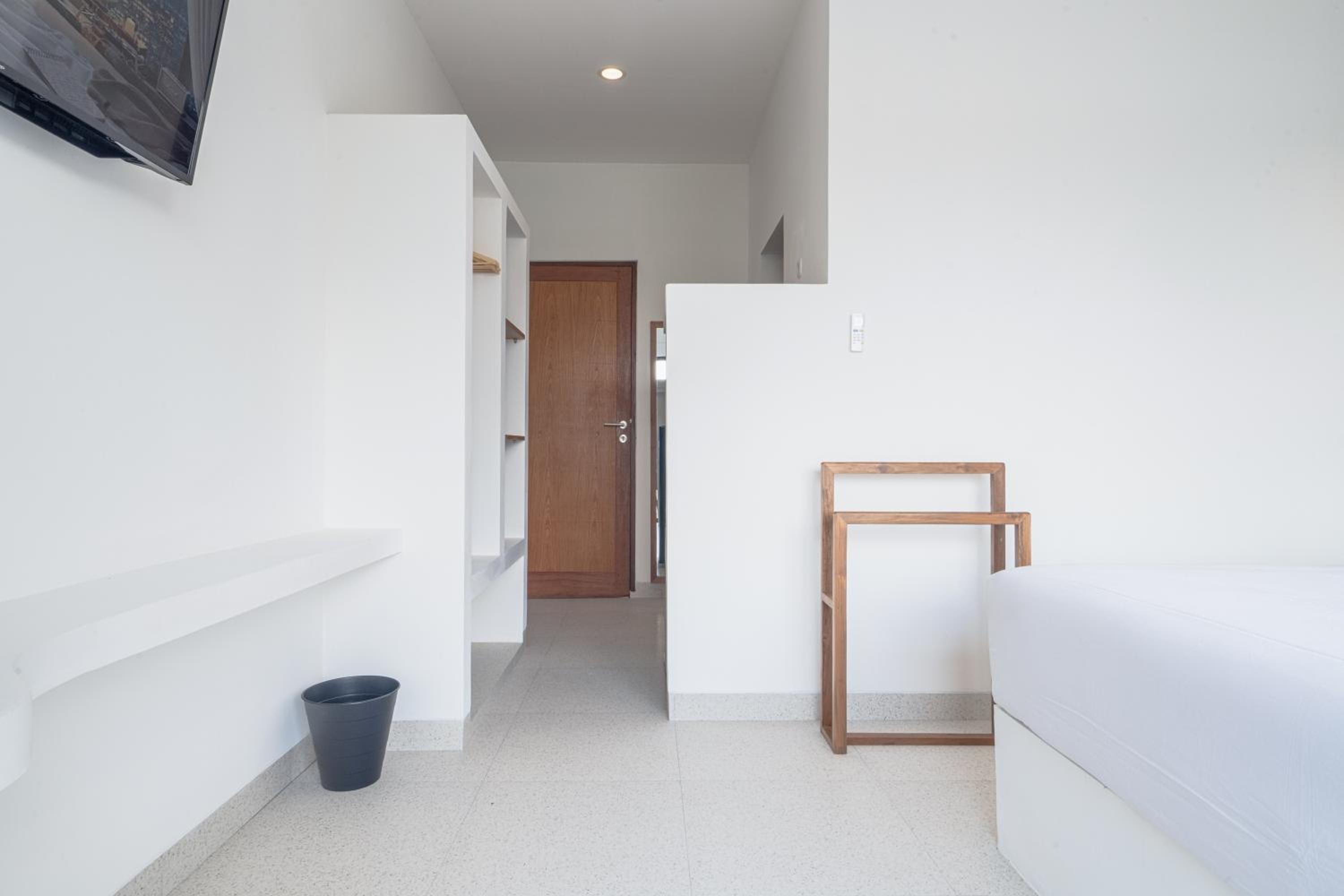 Suite - Photo 11