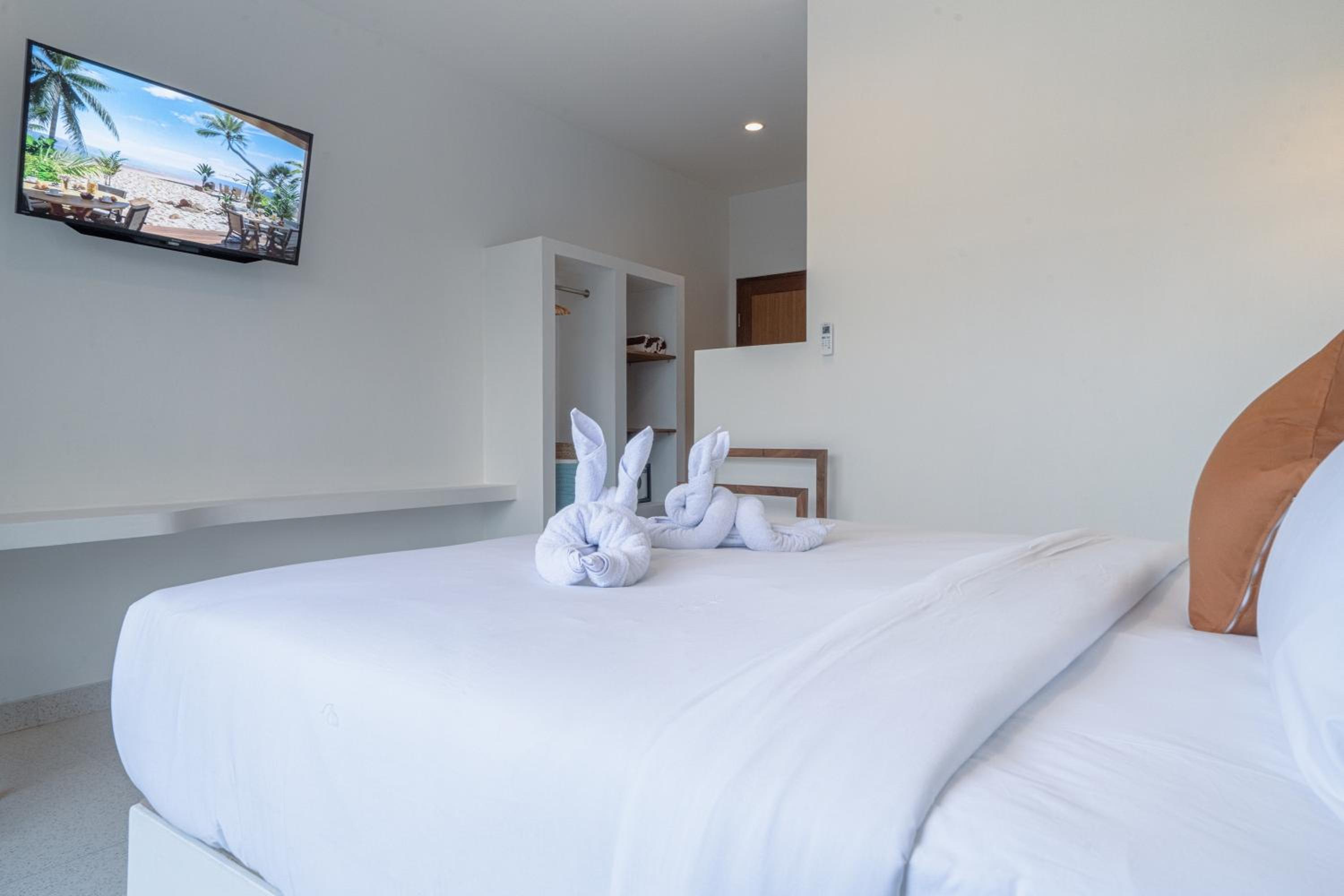 Suite - Photo 18